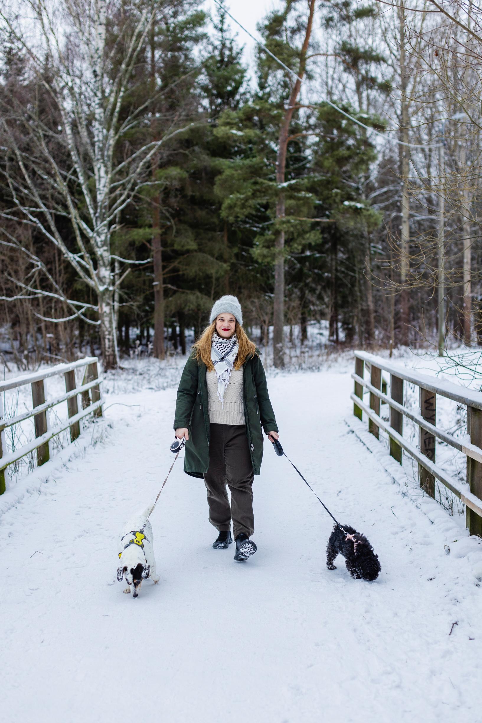 Meri Valkaman seuraava romaani ilmestyy vuonna 2026. Koirat Myy (musta) ja Alma (valkoinen) viihtyvät uudessa kodissa.