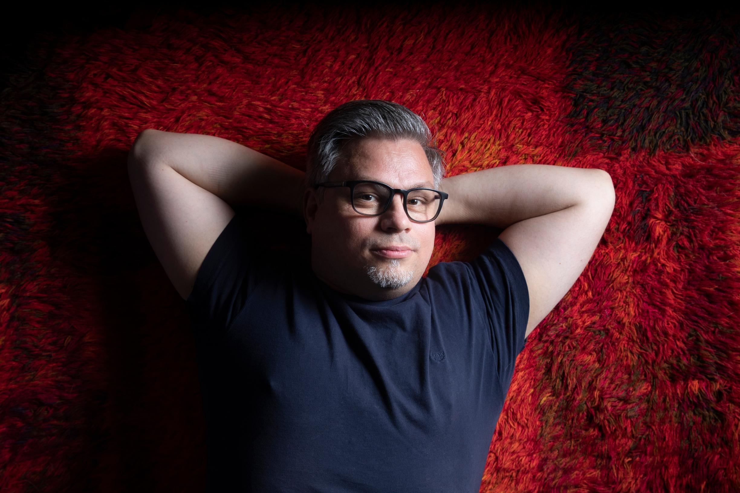 Kirjailija Tommi Kinnunen huomasi väsyneensä pahemman kerran: ”Kun elämässä on vapaa hetki, en osaa nauttia siitä”