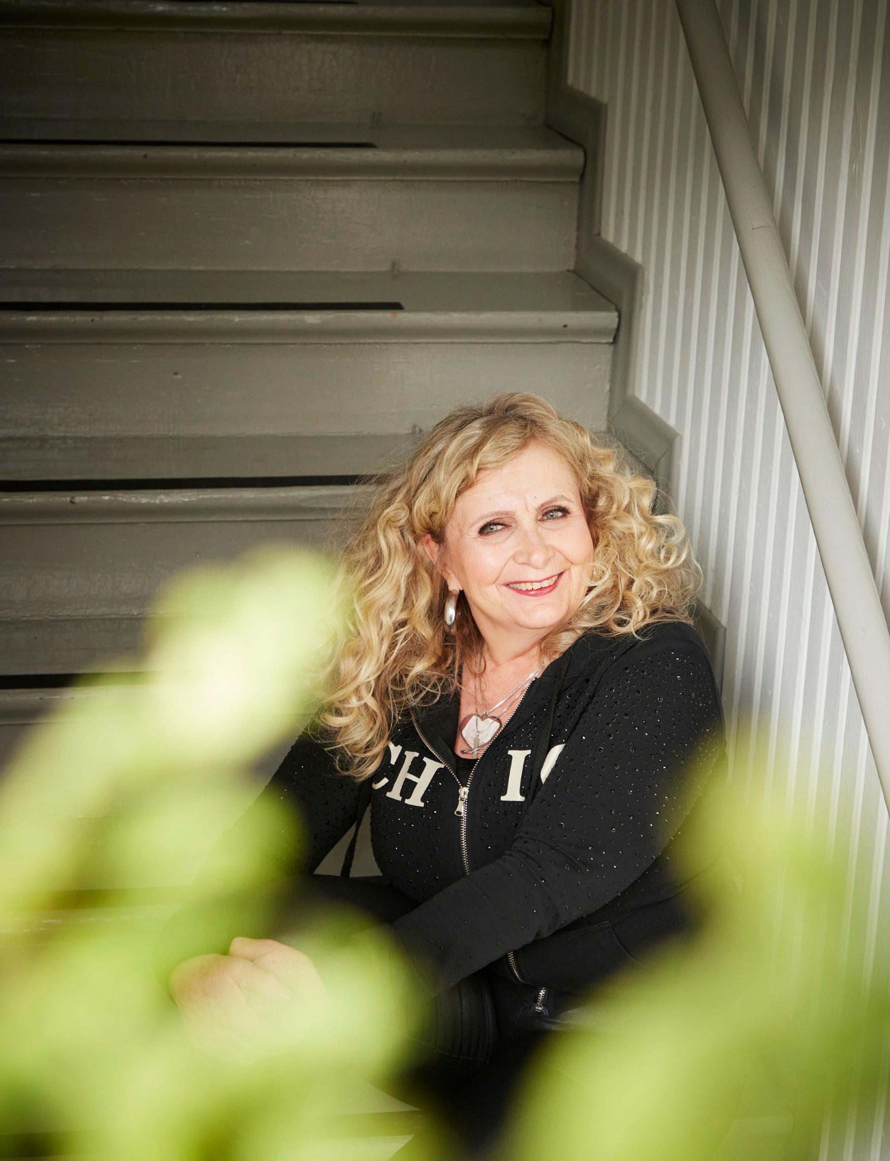 Marianne Roos huostaanotettiin kolmivuotiaana, äidin kipeä menneisyys paljastui vuosia myöhemmin: ”Minusta tuli kiltti tyttö, ettei kenelläkään olisi mitään sanomista”