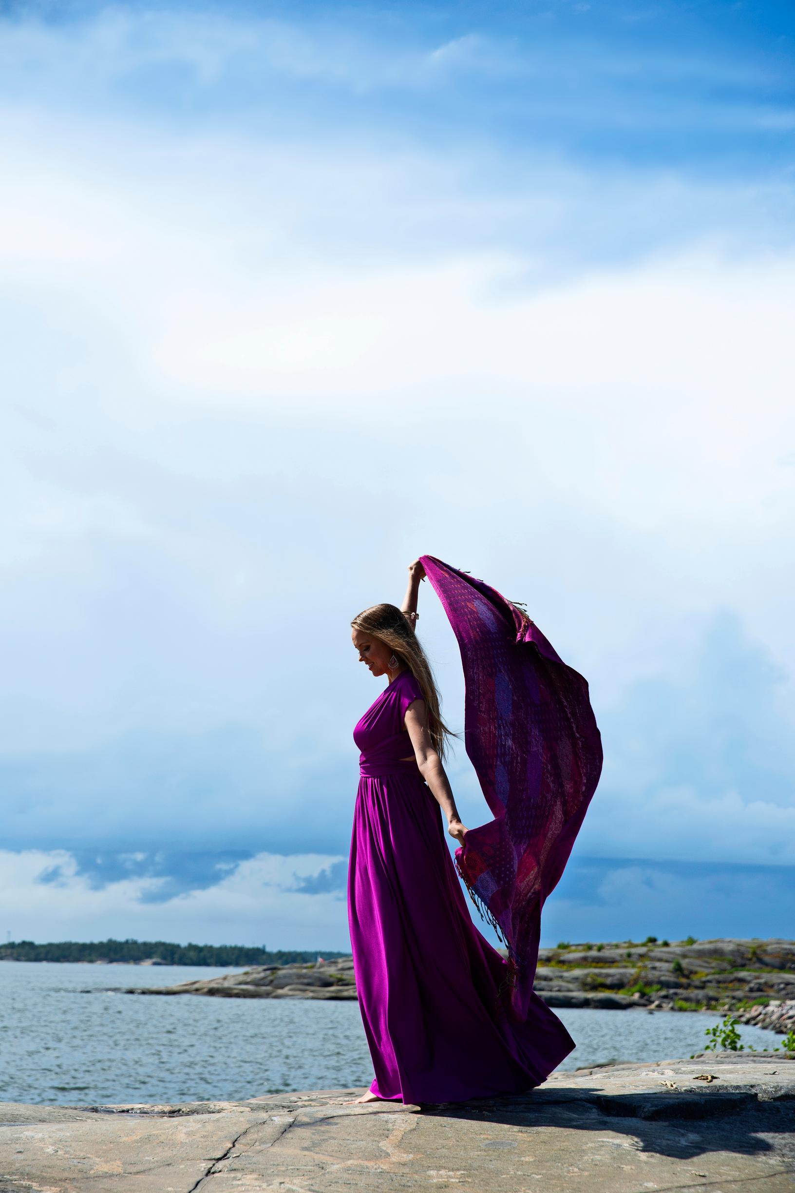 Kirsi rannalla mekko liehuen