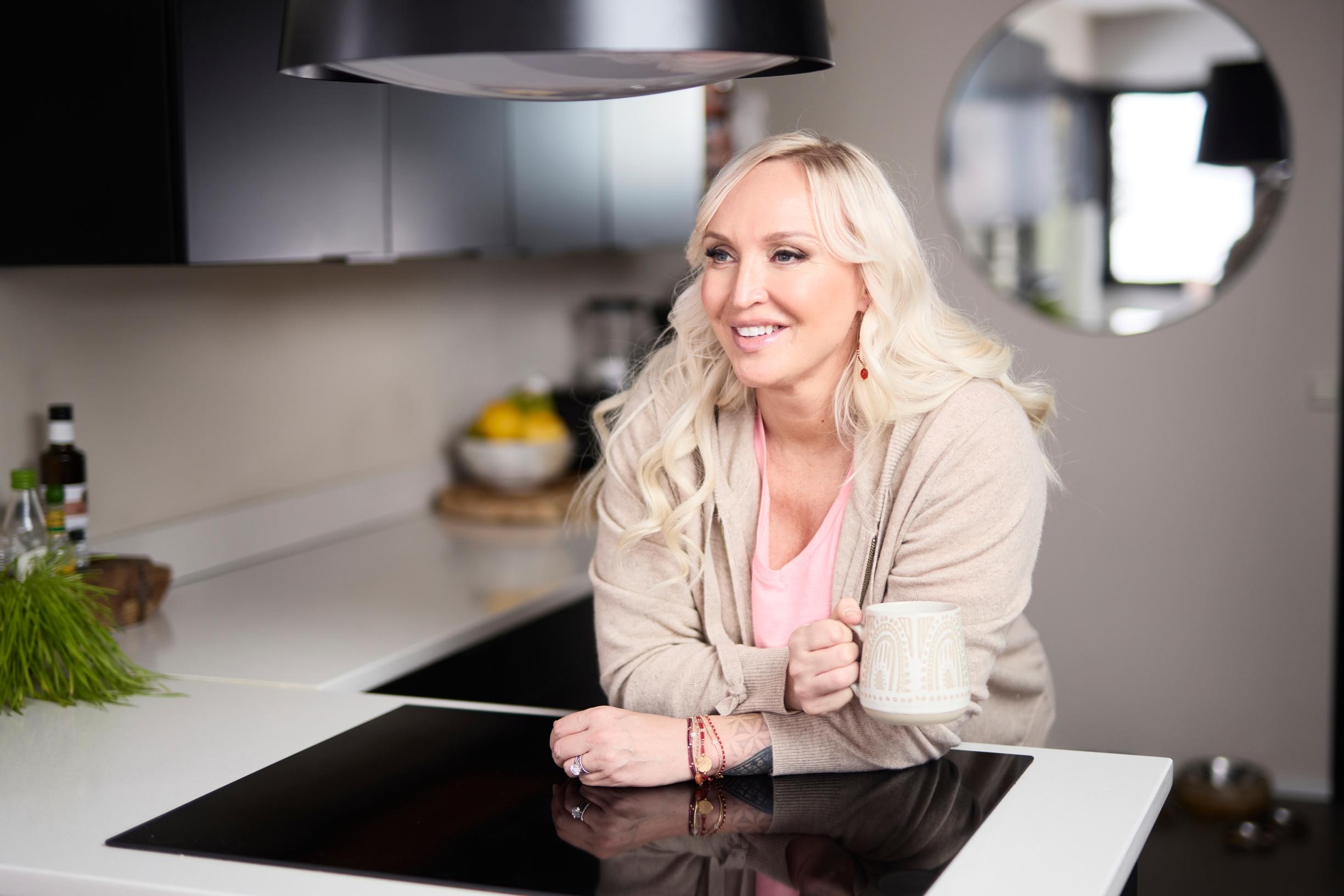 Jutta täyttää syksyllä 50 vuotta mutta ei suunnittele suuria juhlia. ”Olen saanut olla paljon valokeilassa. Nyt tuntuu tärkeimmältä viettää merkkipäivää pienen lähipiirin kanssa.”