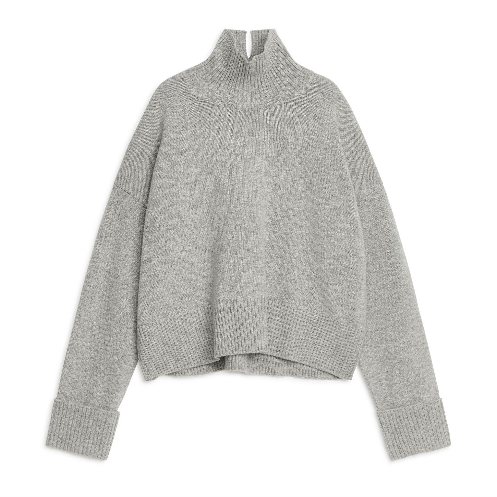 Neule (XS–L) on valmistettu 100-prosenttisesti vastuullisesta villasta. 79 e, Arket.