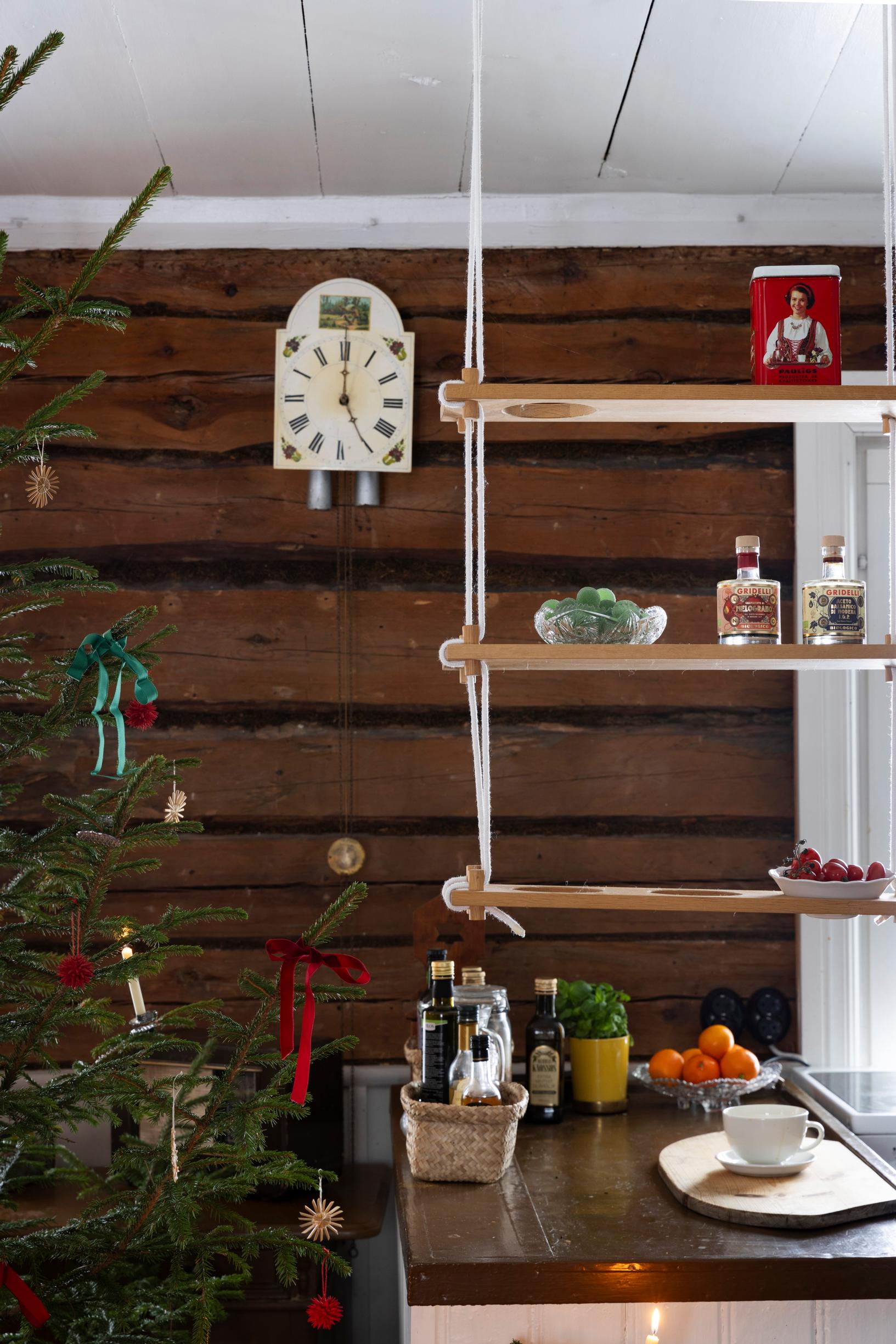 Kuusen kynttilänpidikkeet löytyivät talosta, ja niissä palavat yhä elävät kynttilät. Seinäkellon Eka muistaa lapsuudestaan.