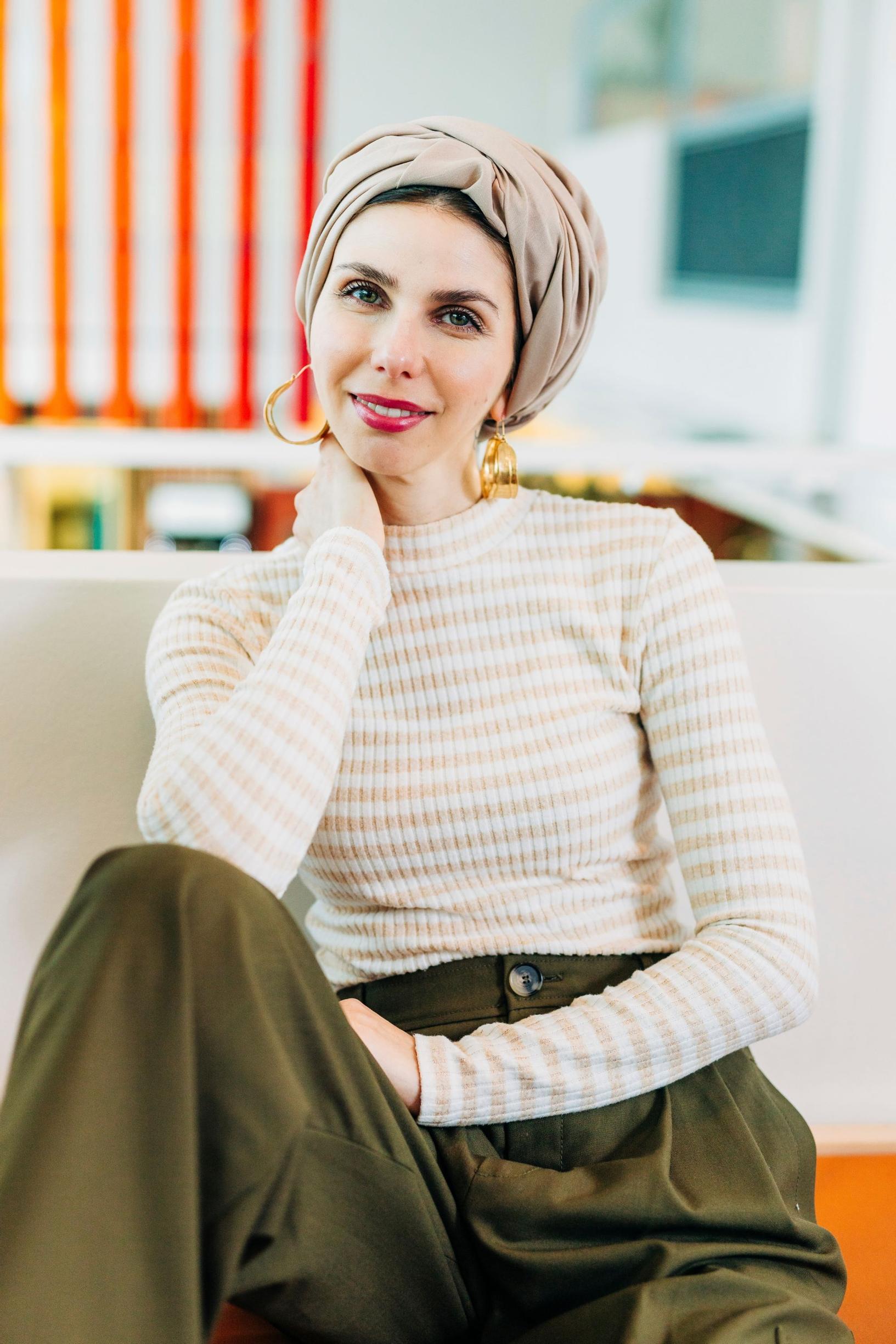 Työtehtävissä Sara Salmani pyrkii pukeutumaan uskottavasti. Kuva: Essi Lyytikäinen.