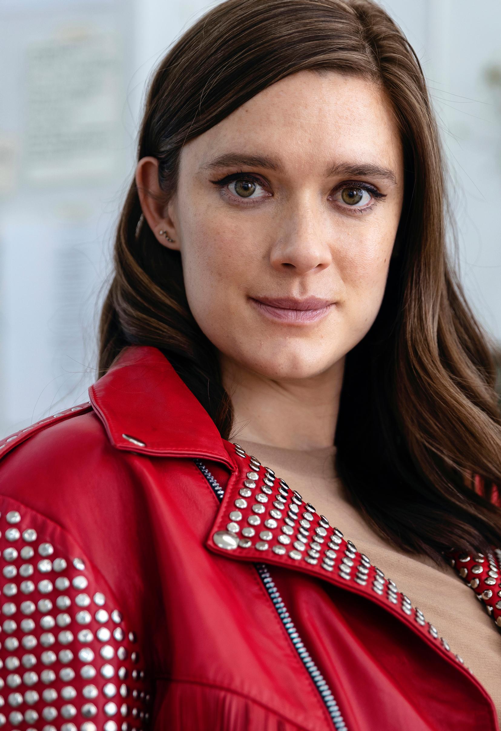 ”Rakastan kaikkea dramaattista, nahkaa ja glitteriä”, Krista Kosonen kertoo.