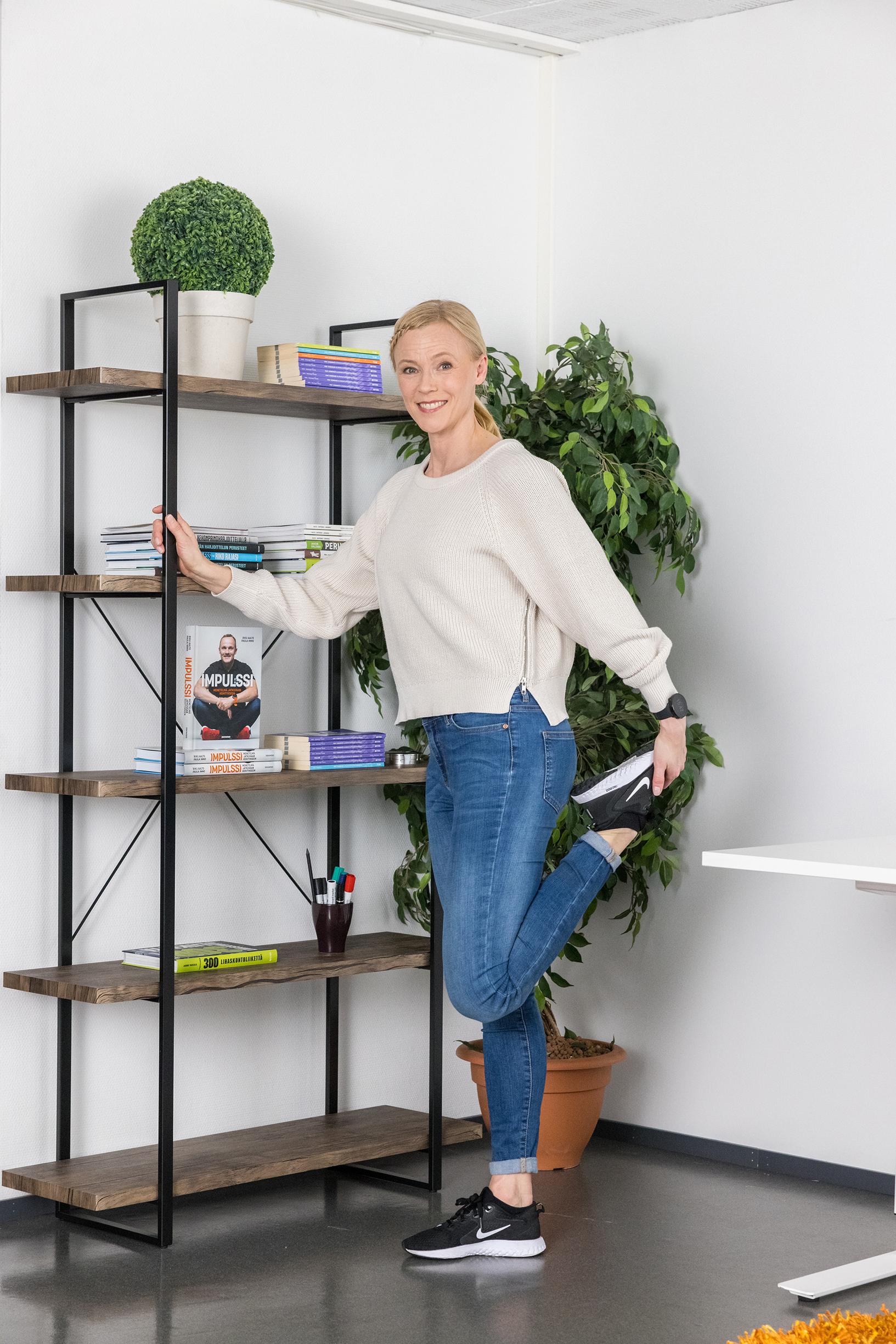 Venytä rankaa, älä päivää! Katso ohjeet pikavenyttelyyn, jonka voit tehdä työpäivän lomassa