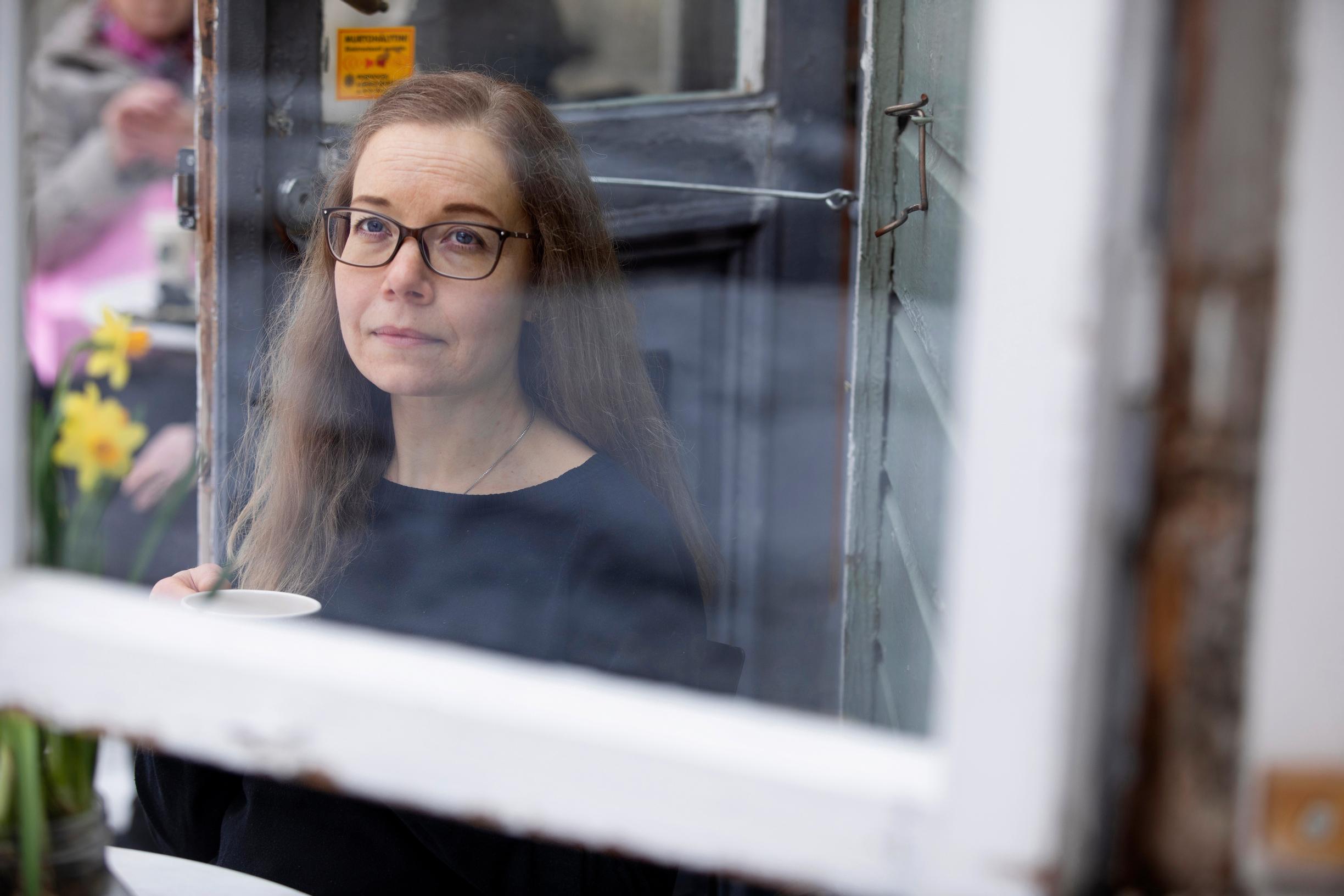 Ulla löysi kolmevuotiaana vanhempansa surmattuina: ”Kun minulle osoitettiin uusi perhe, elämä ja tavat, kadotin itseni”