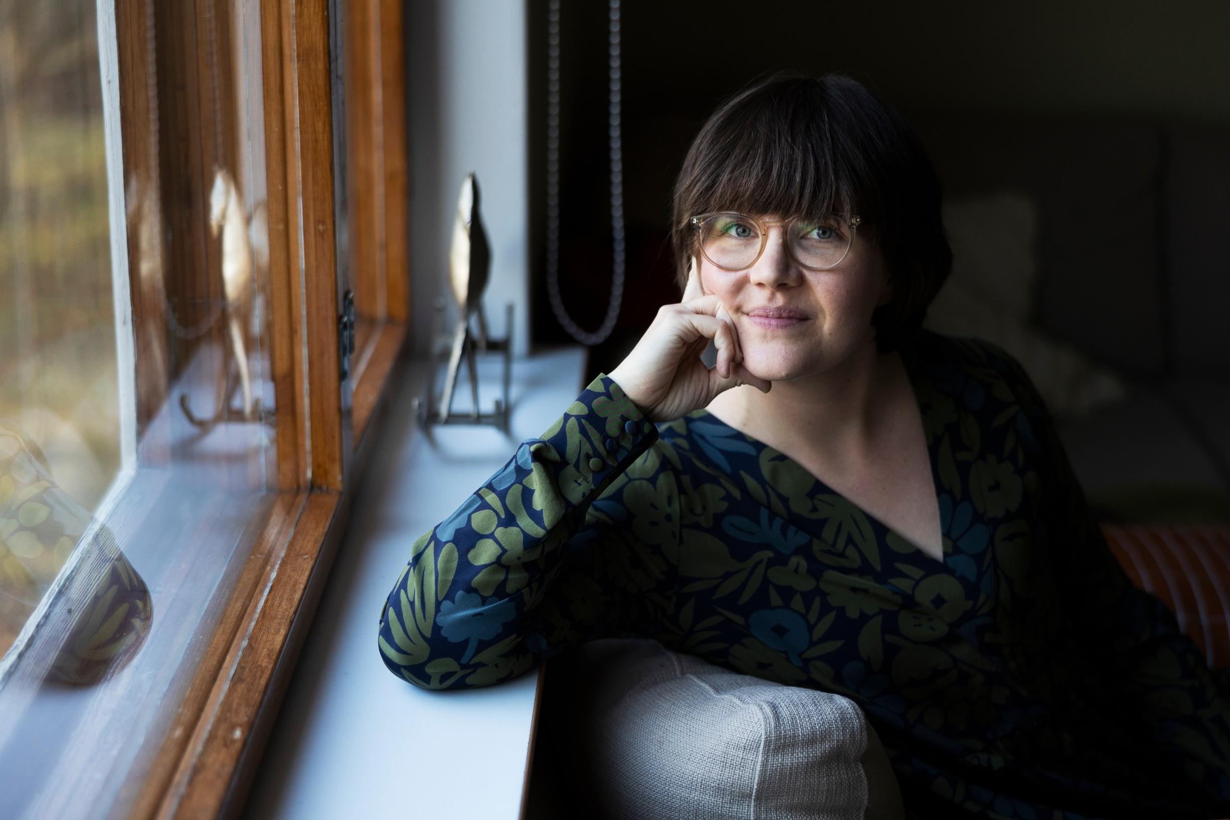 Vanhusten yksinäisyys ei poistu rupattelulla, sanoo tutkija Elisa Tiilikainen: ”Liian moni heikkokuntoinen joutuu pärjäämään yksin”