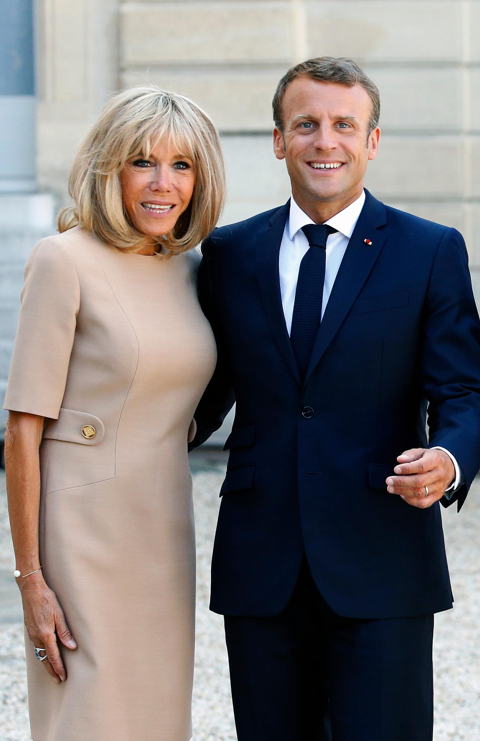 Brigitte ja Emmanuel Macron elokuussa 2019 Élysée-palatsin edustalla Pariisissa. Brigitte on halunnut tukea miehensä poliittista uraa kaikin tavoin.