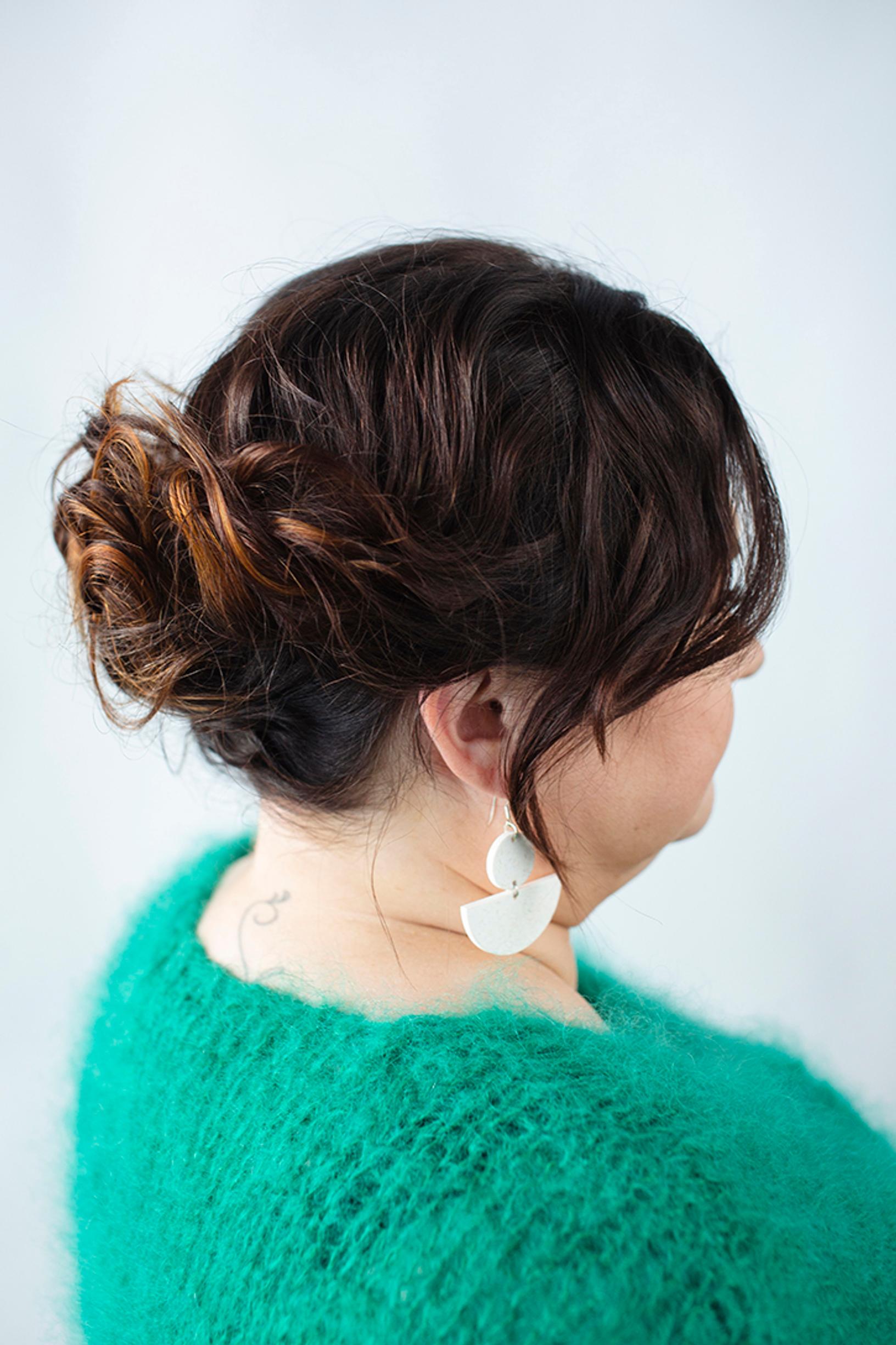 Puno hiuksia kasvojen sivuilta ja yhdistä hännät hiuslenkillä tai pinneillä takaraivolle.