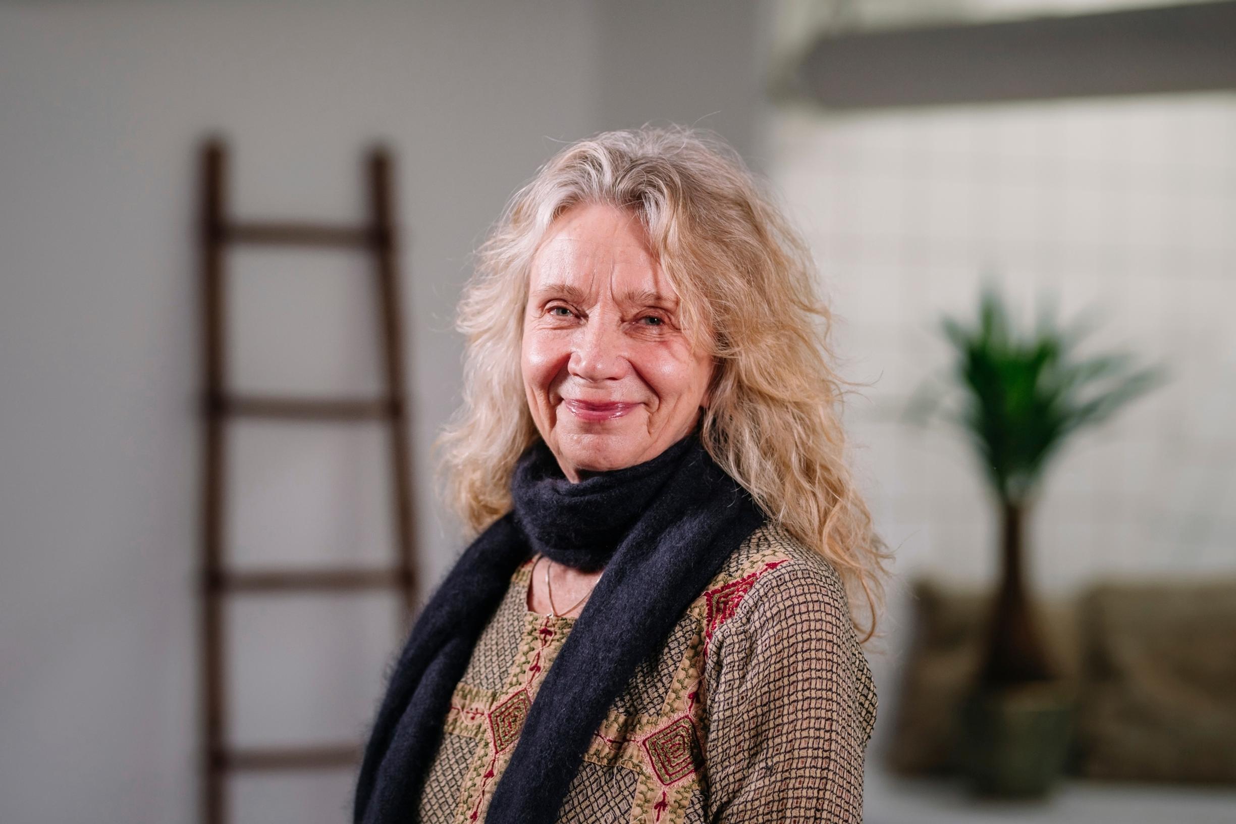 Joogaopettaja Malla Rautaparta neuvoo fantastisen keinon pitää selkä kunnossa: ”Tämä liike kulkee mukana koko ajan”