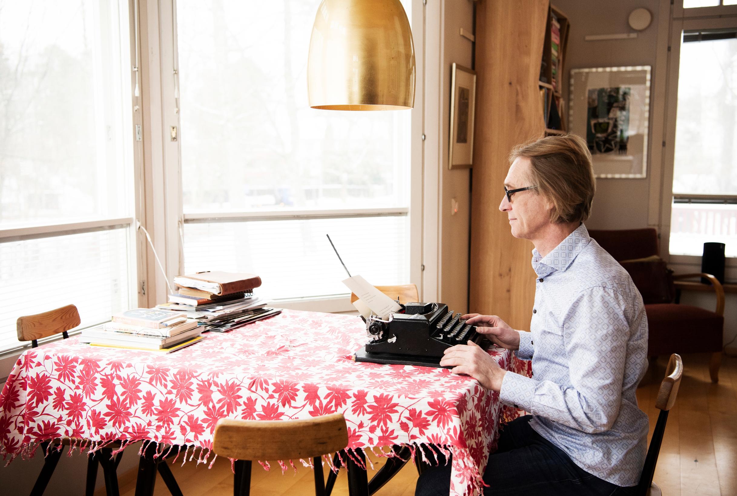 Mika kirjoittaa 1930-luvun kirjoituskoneella kirjeitä ystävilleen ja pojilleen. ”Soundista tulee lapsuus mieleen. Jos kirjoittaessa tulee virhe, tulee virhe.”