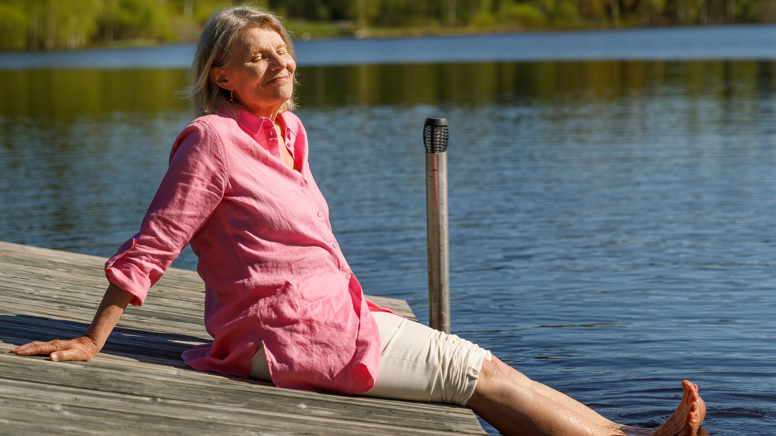 Kirjailija Heidi Köngäs oli 16-vuotias, kun biologinen äiti tuli hakemaan hänet mukaansa: ”Miksi lähtisin kotoani mihinkään?”