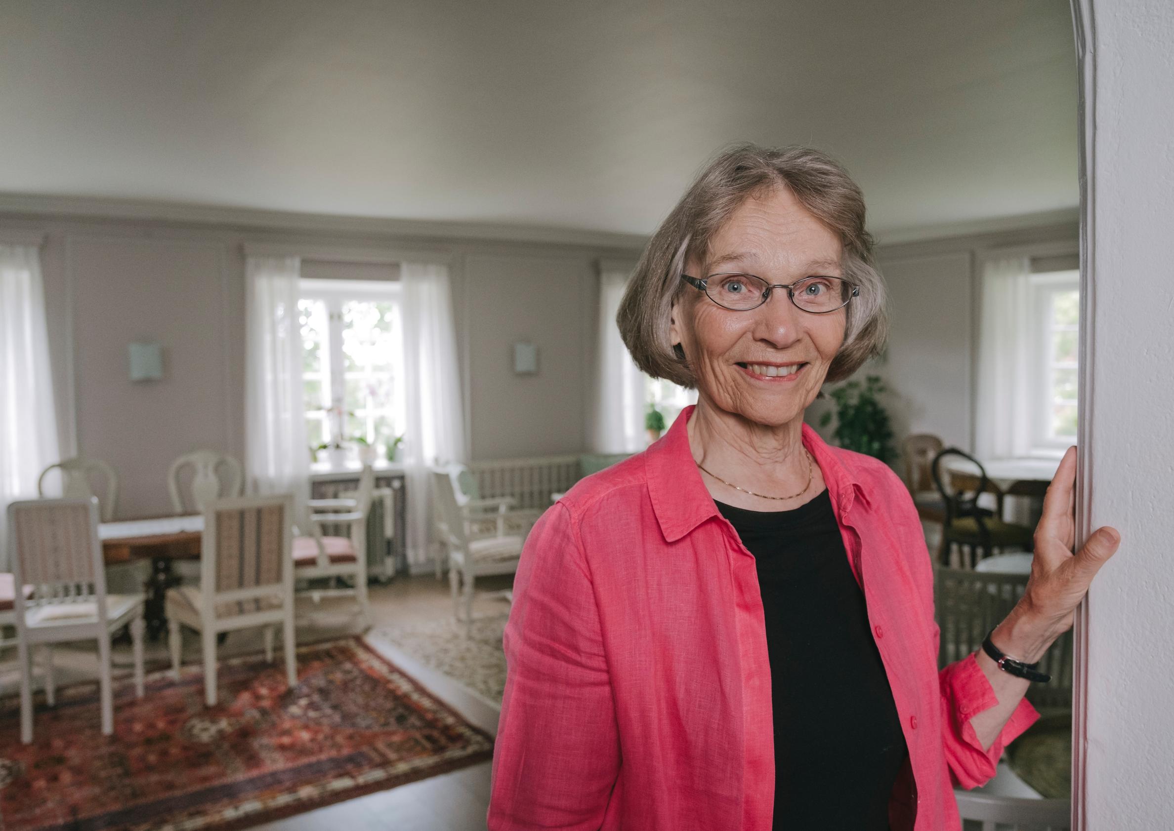 Ulla-Lena Lundberg asettui Porvoon Runoilijakotiin nelisen vuotta sitten. Talon sisustus huokuu historiaa, mutta tunnelma on silti kodikas.