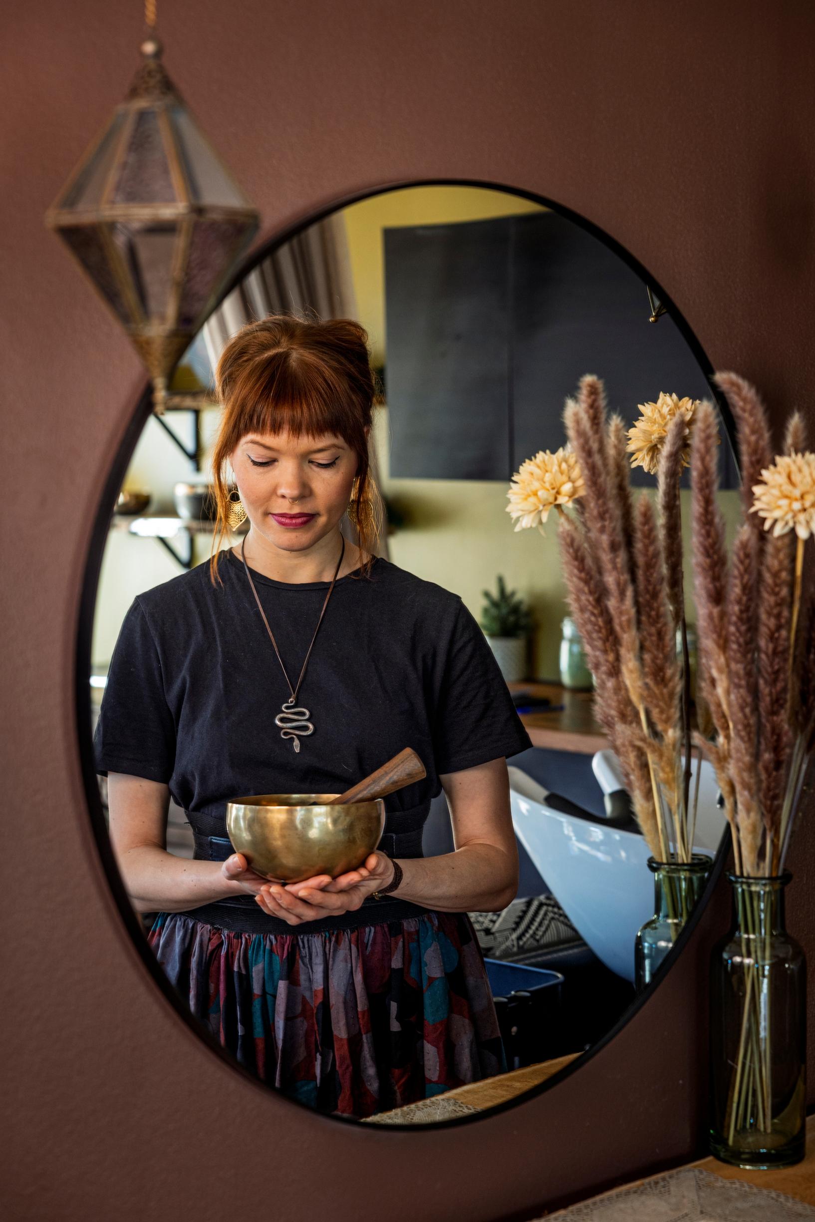 Hiusten energialeikkaus puhuttelee ekokampaaja Mari Pääkköstä. ”Kun hiusten olemus otetaan leikkauksessa huomioon, kokonaisuudesta tulee harmoninen.”