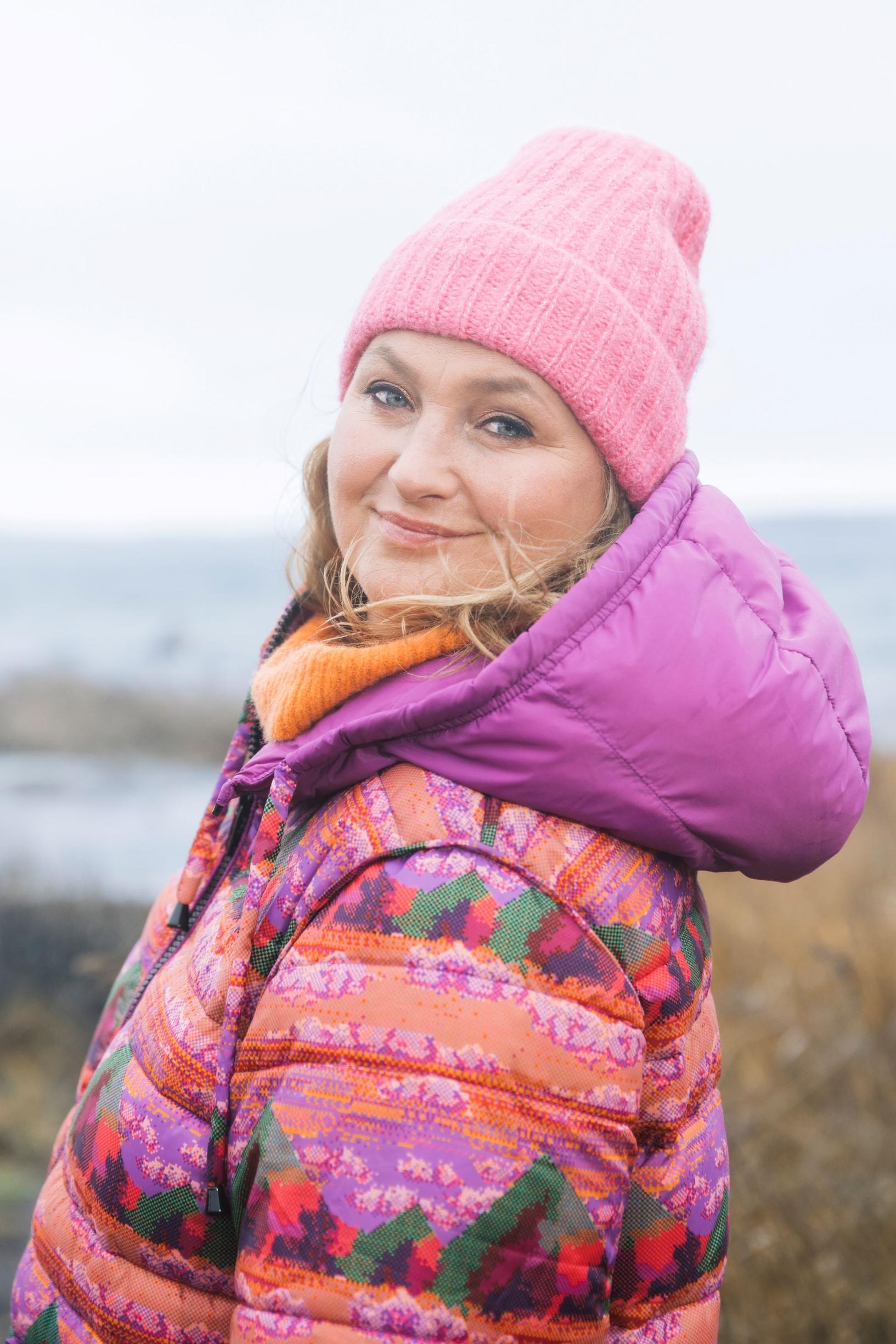 Herkkyys ja empaattisuus ovat näyttelijä Ria Katajan voimavaroja, mutta ne myös kuormittavat: ”Olen yrittänyt mukautua liikaa toisten toiveisiin”