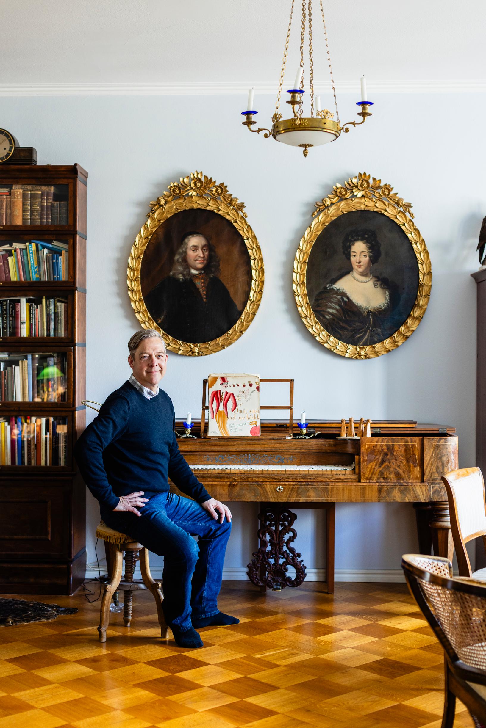 Riko sai olohuoneen komean taffelipianon veljen kummitädiltä. Riko soittaa kunnostettua, heleä-äänistä soitinta. ”Tällaisia voi saada nykyään ilmaiseksi, koska ihmiset eivät halua kookkaita soittimia.”