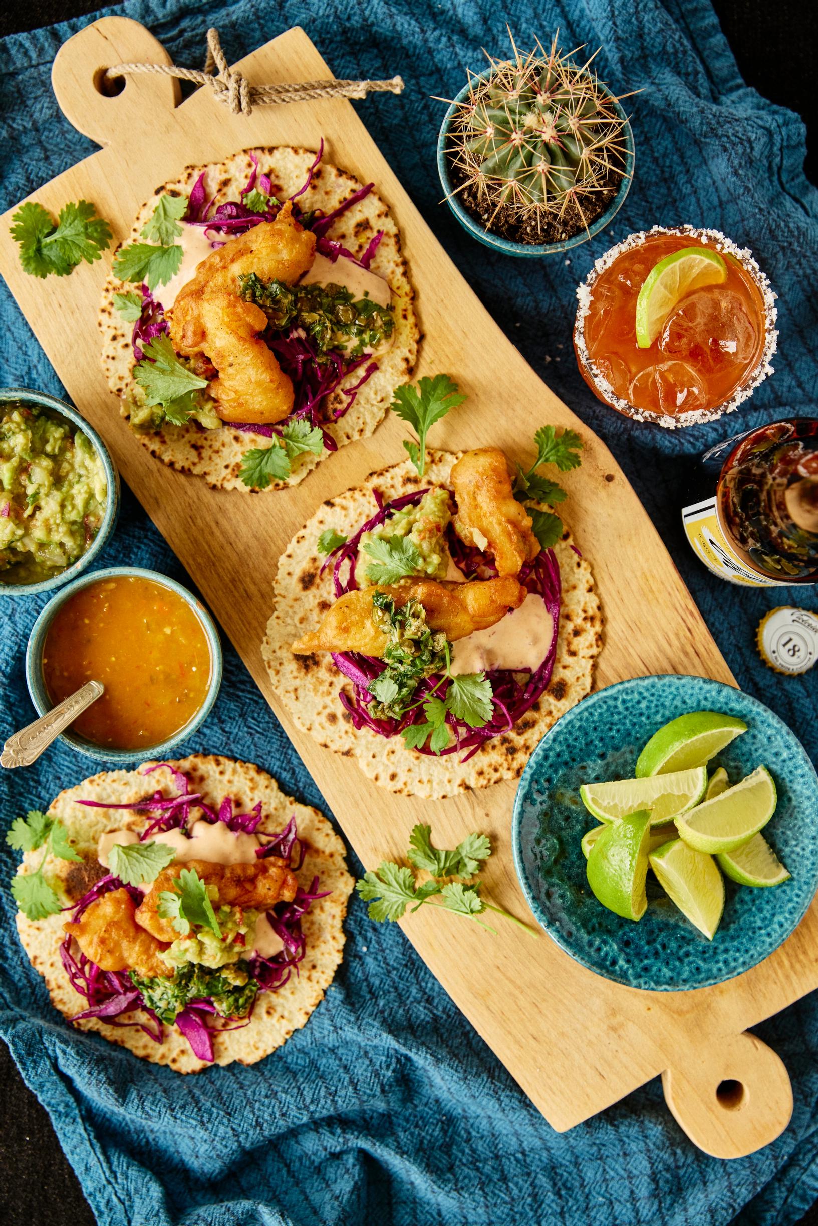 Rapeaksi paistettu paneroitu kuha, punakaalisalaatti ja savuinen chipotle-majoneesi tuovat latinomaut kielelle.