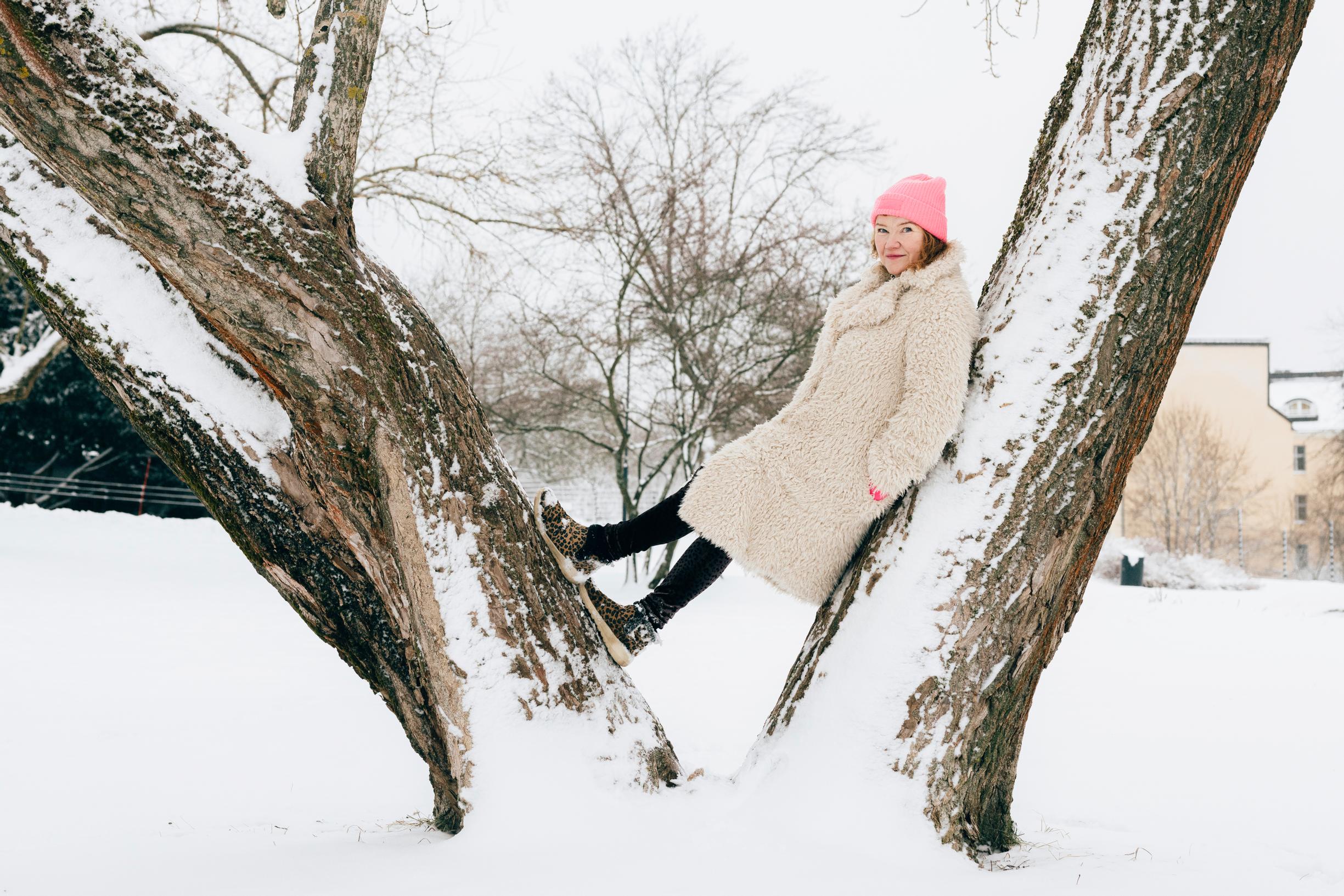 Drag kinginä eli mieshahmossa esiintyessään Minna Kivelä on oppinut käyttämään tilaa yhtä anteeksipyytelemättömästi kuin miehet. ”Olemisessa on ioisenlaista rentoutta ja helppoutta kuin naisena.”