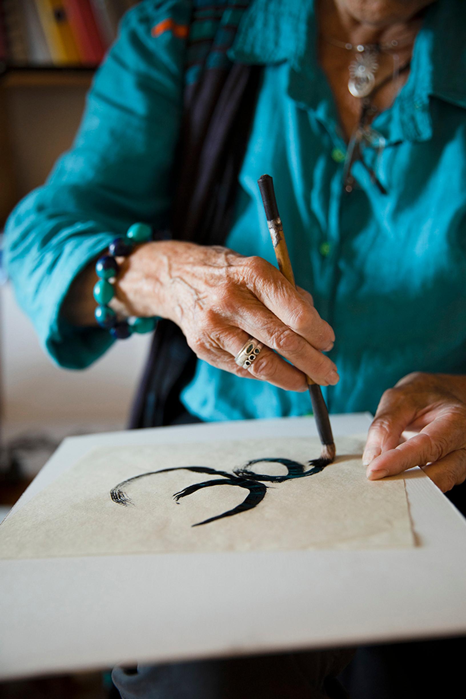 Taide ja äidiksi tuleminen ovat olleet Alisonin elämän peruspilarit. Nykyisin hänen luonnoskirjaansa piirtää myös tyttärentytär Sofia.