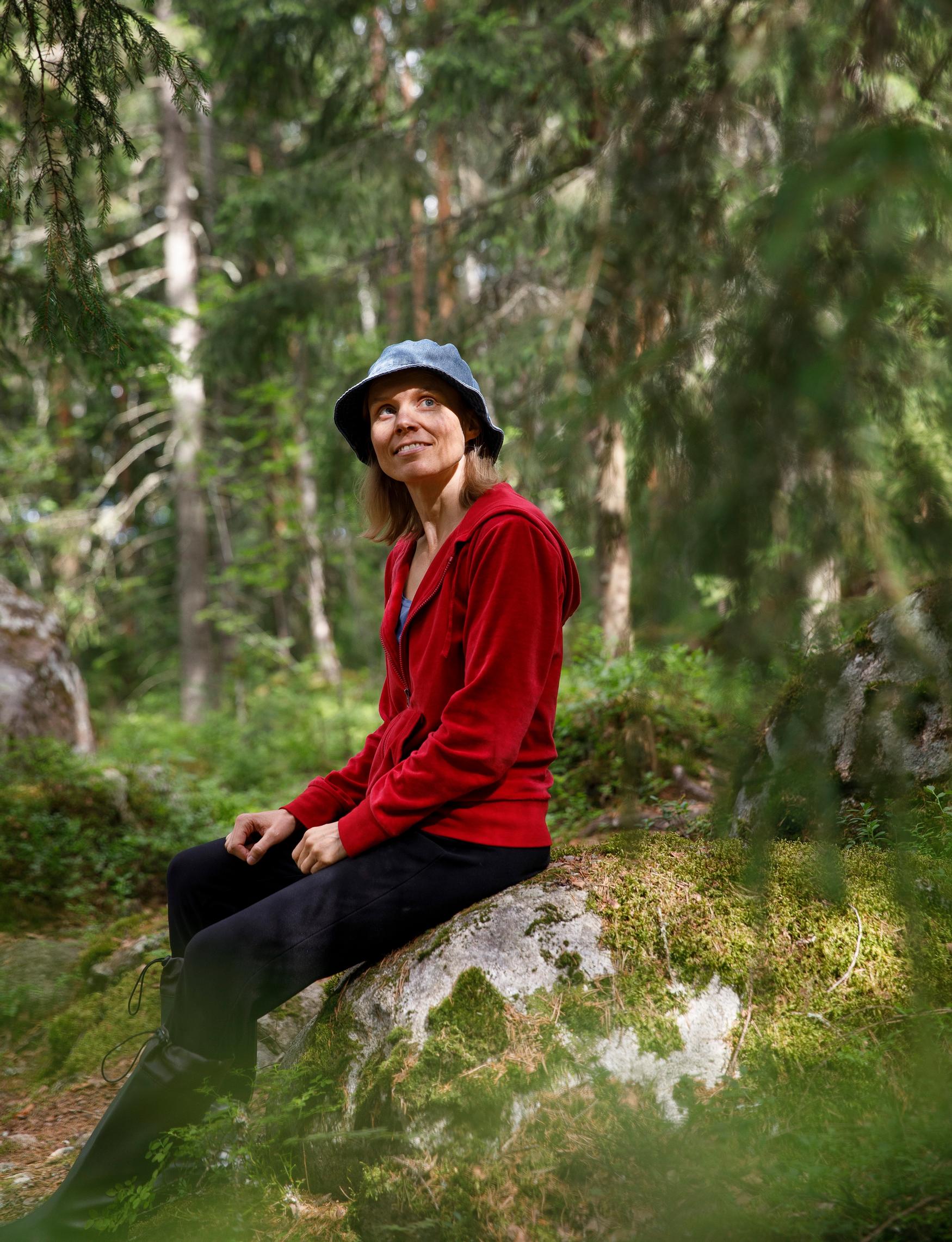 Anni kulkee ylöjärveläisessä, lapsuudesta tutussa metsässä. ”Harjumetsässä piilee samaan aikaan tämä päivä ja muinaisuus vanhoine merenrantakivikkoineen.”