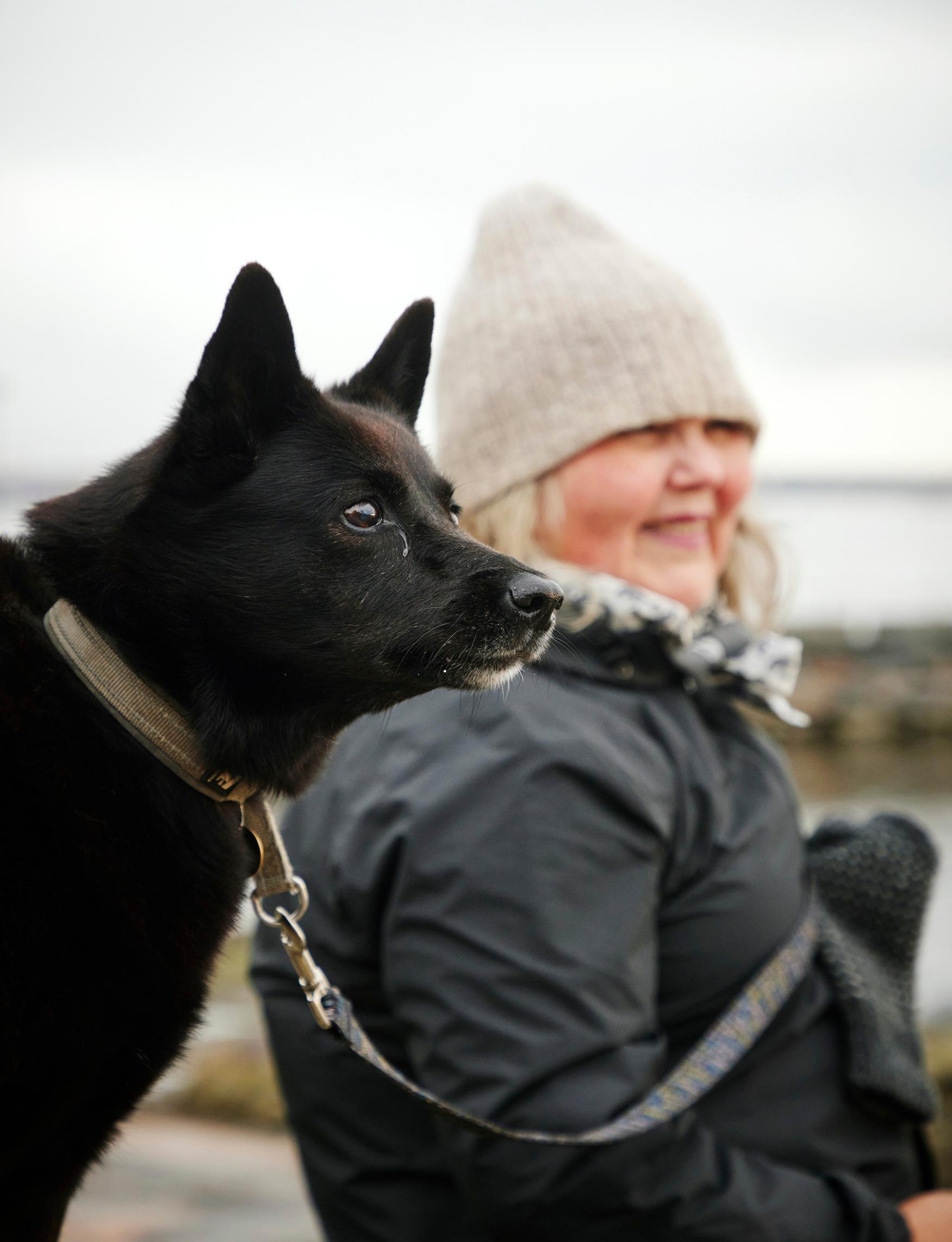 Kaarina uskoo fyysiseen kohtaamiseen. ”Kasvokkain ihmiset ovat ihania. Ei tee ihmiskuvalle hyvää, jos teemme päätelmiä virtuaalisen kokemuksen perusteella, joka panee ihmiset huutamaan.”