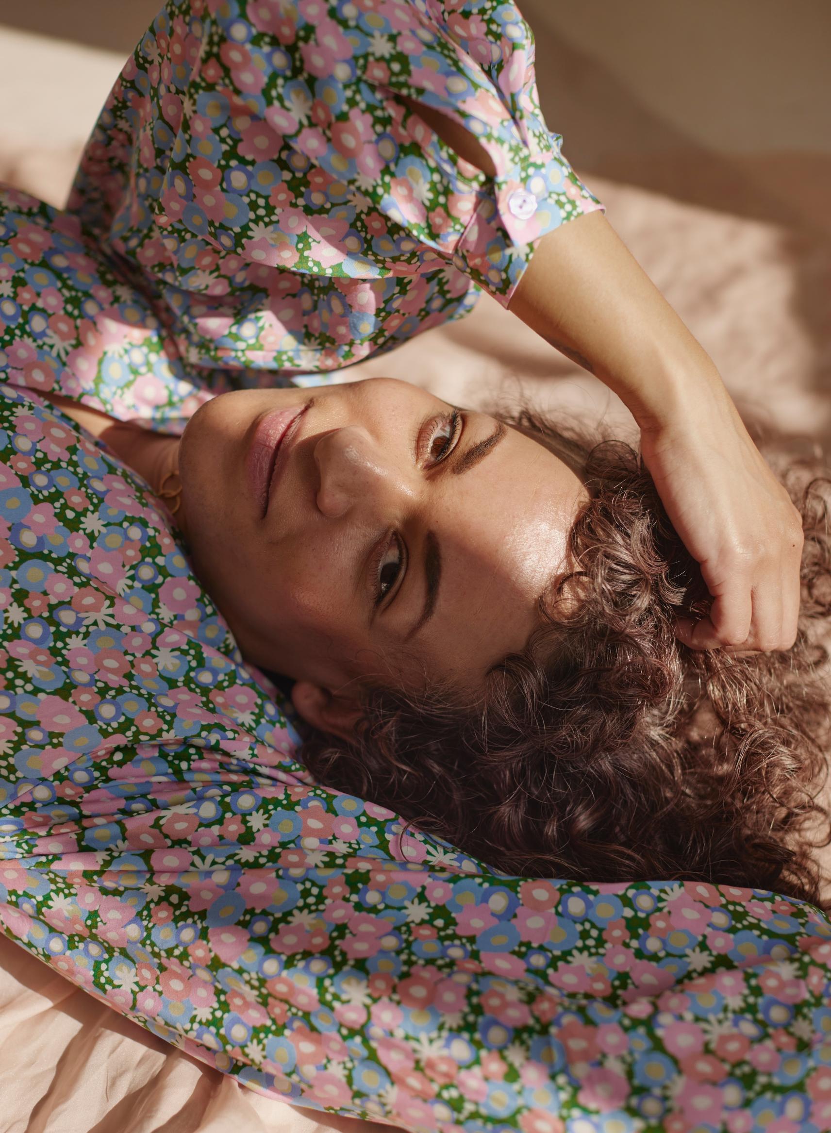 Monika Pashur värjäsi hiuksiaan vuosia, mutta sitten hän päätti antaa harmaidensa näkyä ja leikitellä sävyillä: ”Hiuksiani ei ole koskaan kehuttu näin paljon”