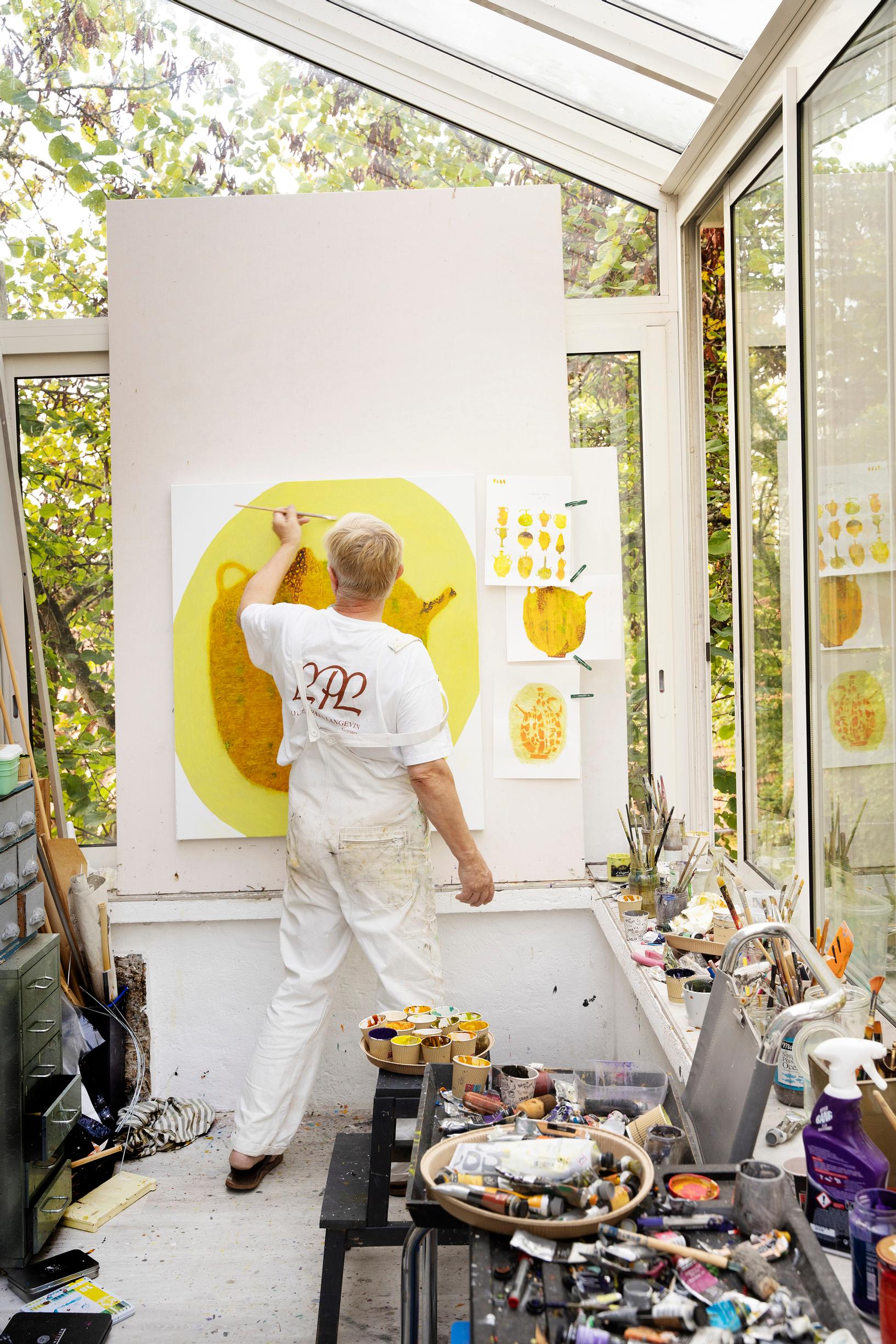 Hannu Väisänen maalaa ateljeessaan Ranskassa.