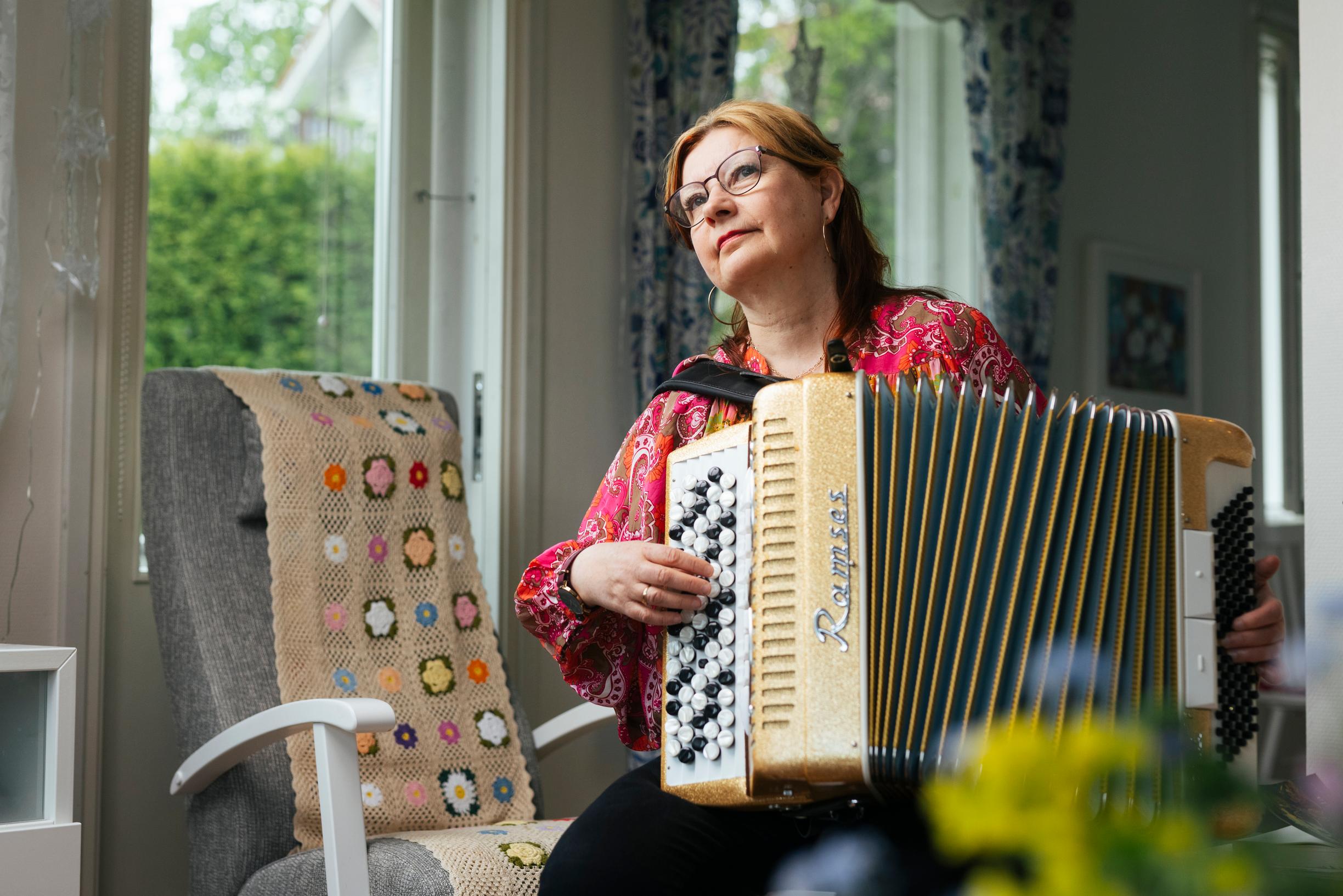 Harmonikkataiteilija Maria Kalaniemi lohdutti muistisairasta äitiään musiikilla viimeiseen hengenvetoon asti: ”Se loi hänelle turvaa”