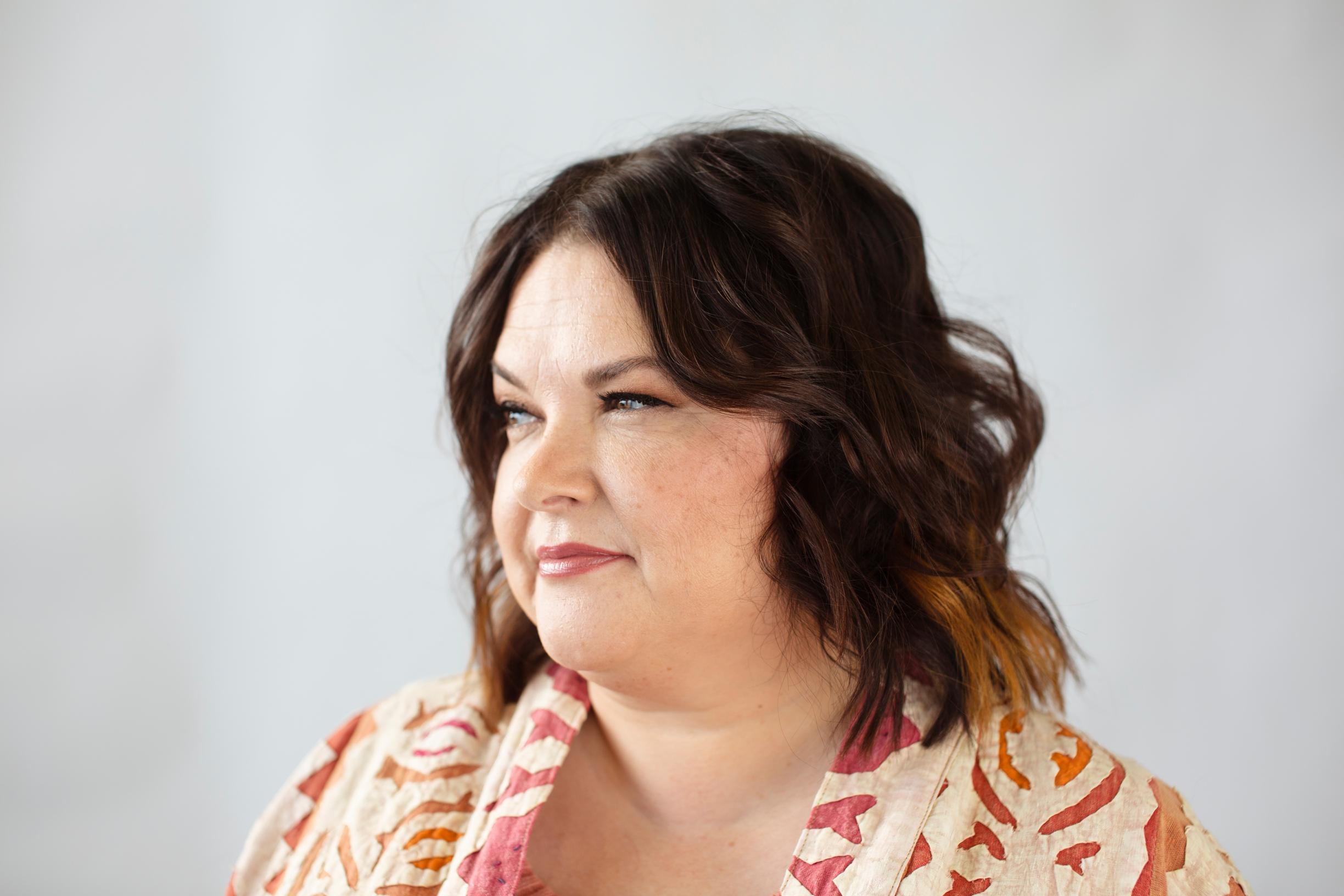 Mirva Saarimaa muutoksen jälkeen. Lämminsävyiset raidat elävöittävät tummia hiuksia. Väriä voi ylläpitää kotona sävyttävällä tehohoidolla.