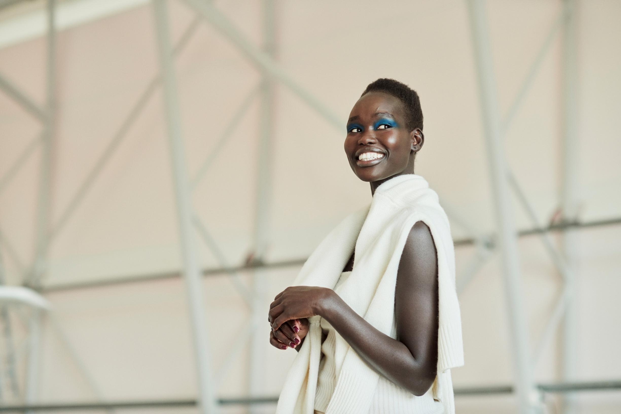 Almada Labelin neule ja neuletoppi mallin päällä.