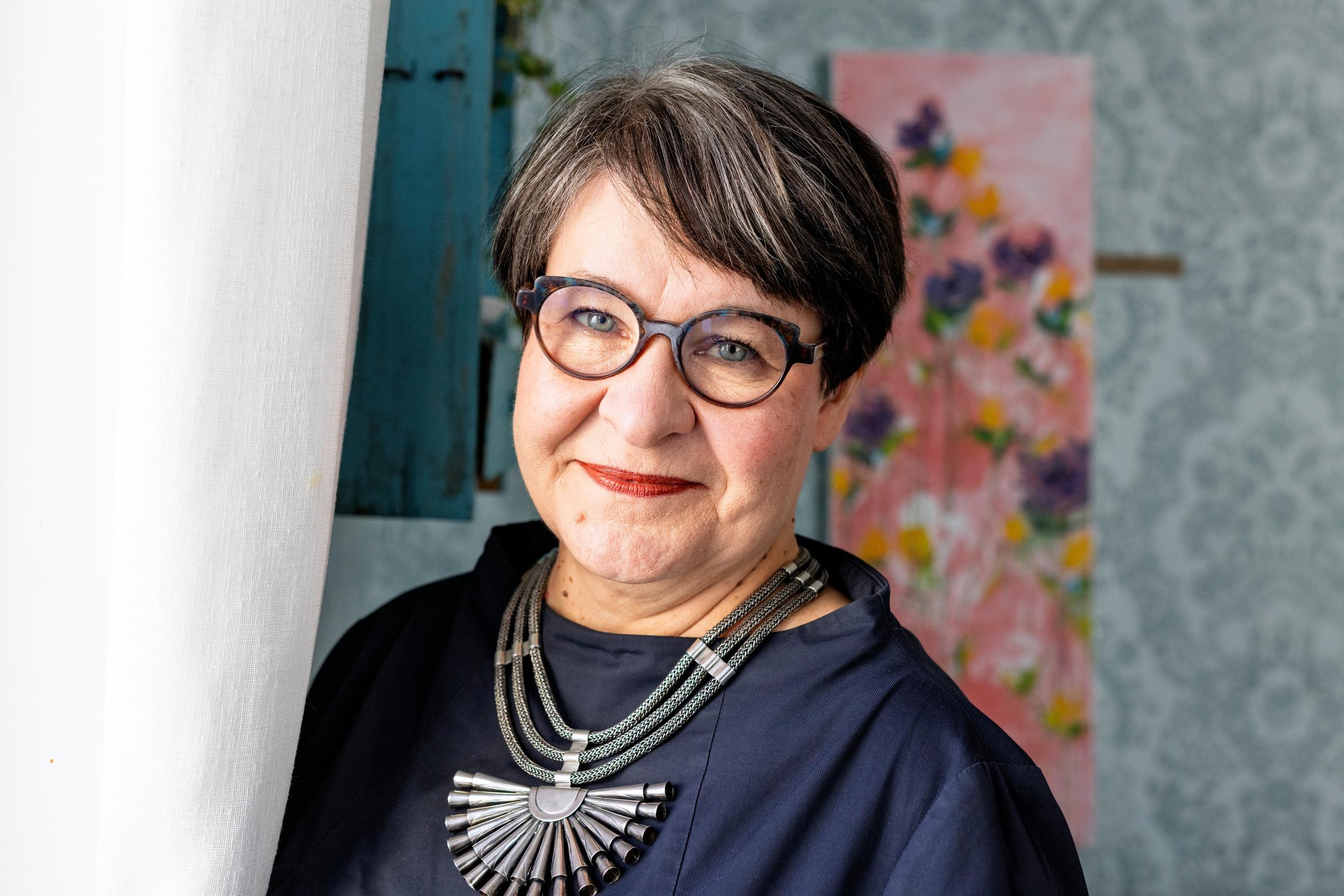 ”Isäni auttoi minua kampanjoissa. Äiti taas halusi suojella pikkutyttöään ja pelkäsi aluksi, miten pärjään. Hän ajatteli, että olisin voinut päästä helpommallakin”, Tarja sanoo.