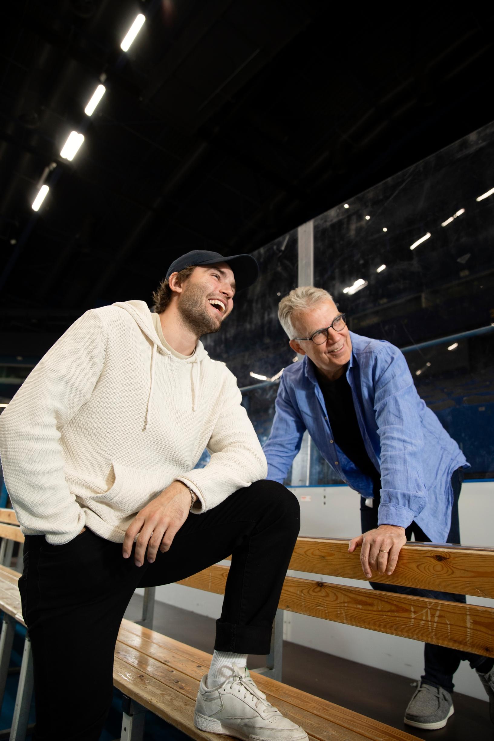 Jutun kuvauspaikka, Espoon Metro-Areena on tullut tutuksi Leppäsille. Siellä Keijo järjesti syyskuussa Ottovillelle mieluisan yllätyksen, kun ilmaantui lukemaan avauskokoonpanon nimet pelaajien pukukoppiin.