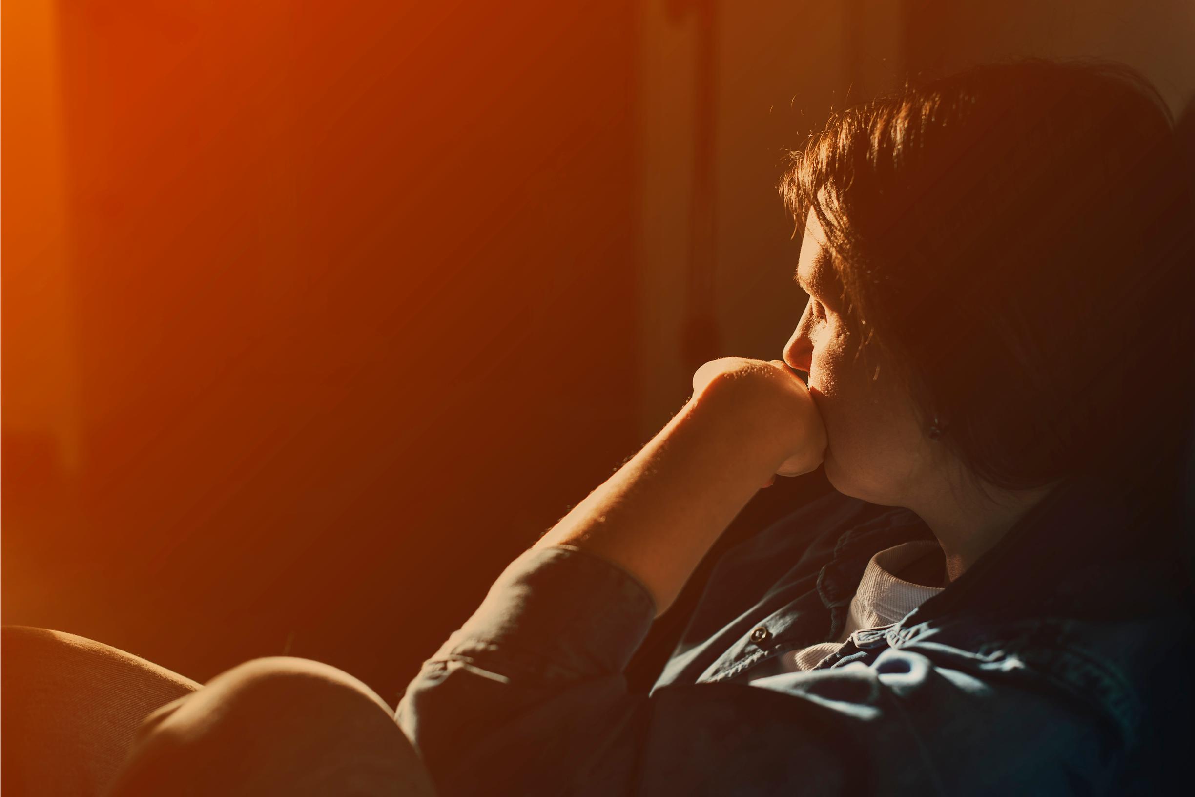 Miksi nuorten miesten mielestä naiset ansaitsevat väkivallan? Tutkija kertoo, mistä on kyse: ”On hurjaa, että nuoret miehet radikalisoituvat”