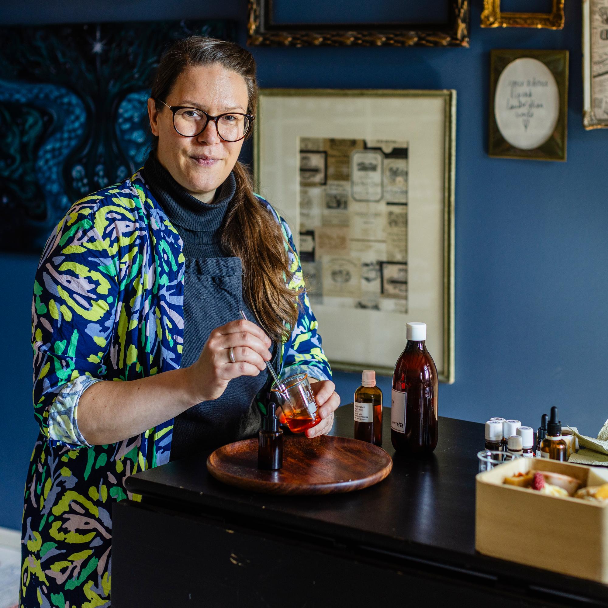 Ann-Marie herkistyi kemikaaleille ja päätti tehdä kosmetiikkansa itse – iho voi yhtä hyvin kuin ennen teini-ikää 