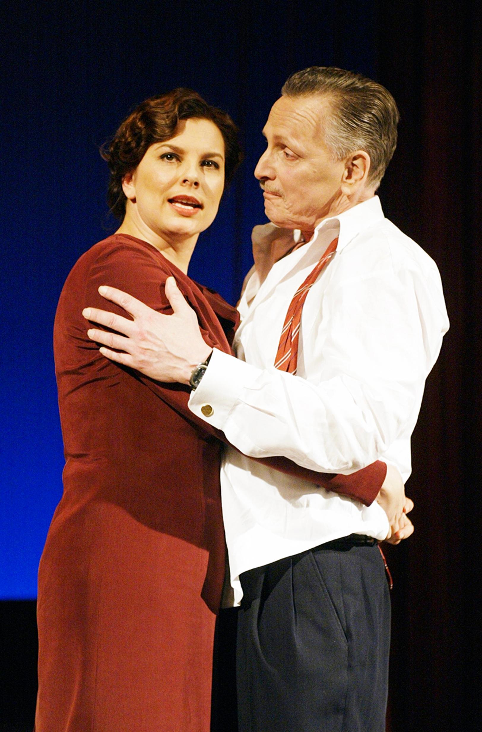 Satu Silvo ja Hannu Lauri eläytyivät Hertta Kuusisen ja Olavi Paavolaisen rakkaustarinaan Helsingin Kaupunginteatterissa vuonna 2003.