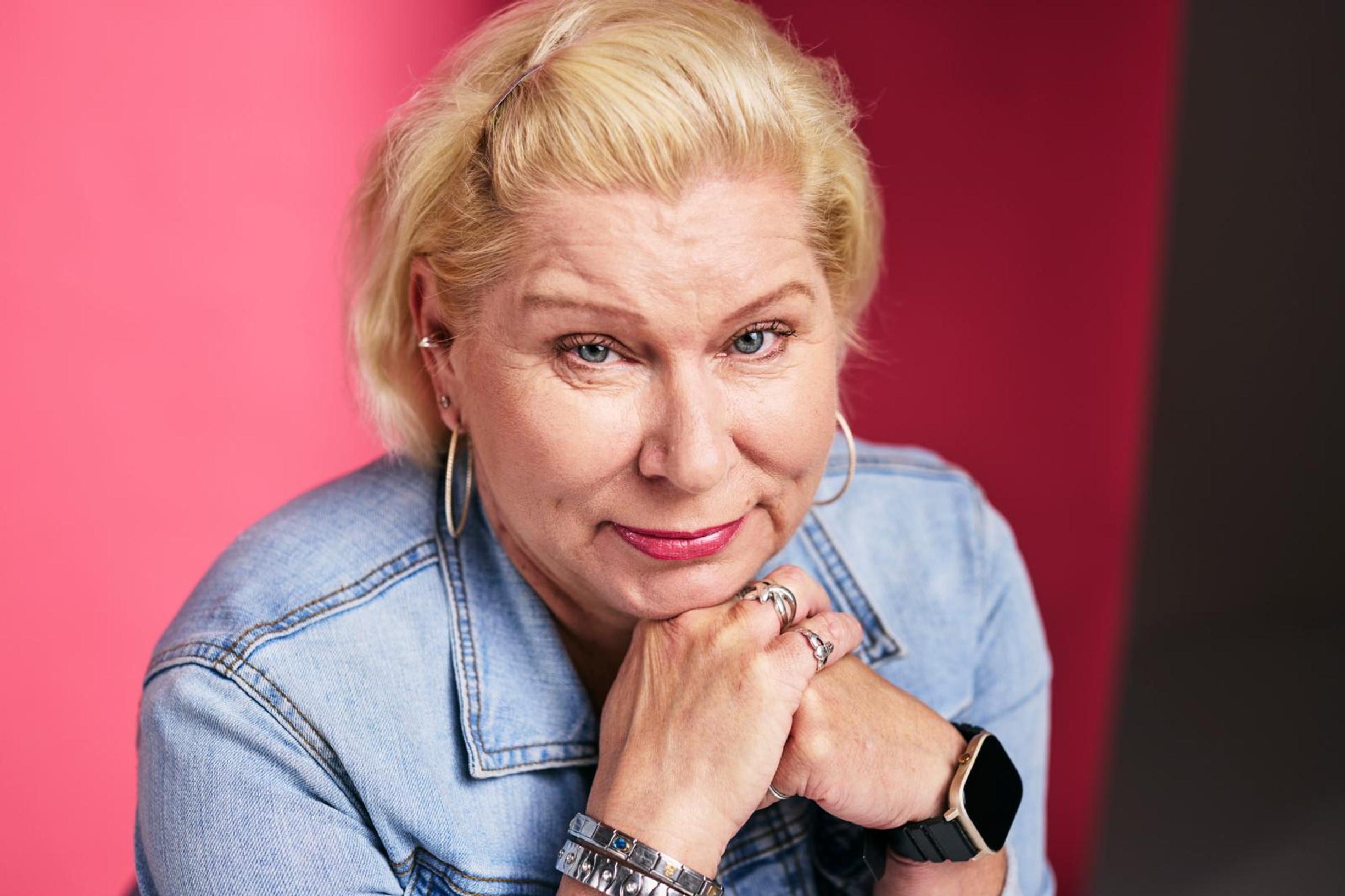 Kun Tuija, 60, laski Tinderissä ikärajaa, yhteydenottojen määrä räjähti – ”Nuoret miehet tykkäävät minusta, en erityisesti metsästä heitä”