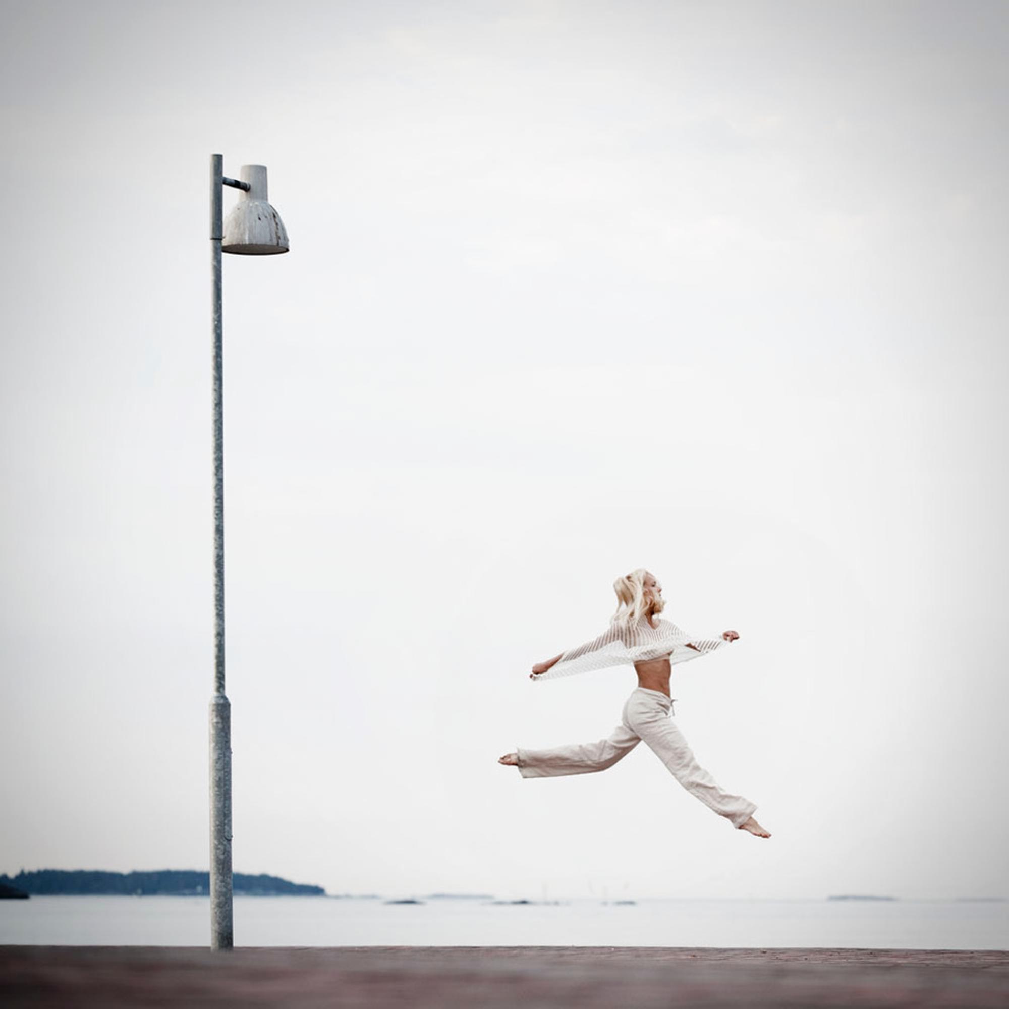 Nainen loikkaa ja on ilmassa