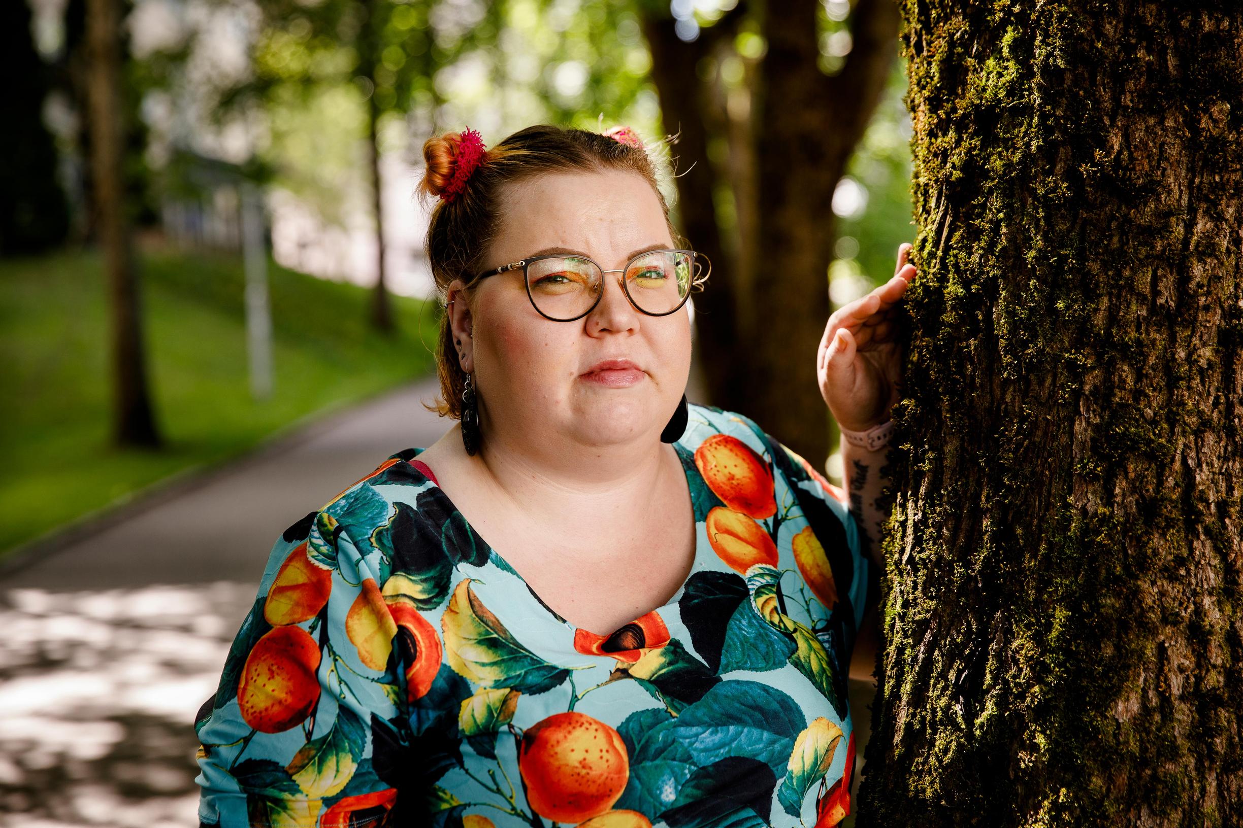 Kun Hilkka, 35, iloitsi sairaanhoitajalle vähentäneensä oluen juontia, hän putosi erikoissairaanhoidosta – ”Lääkkeet pitävät pään kasassa, mutta keskusteluapu on tärkein hoitomuoto”