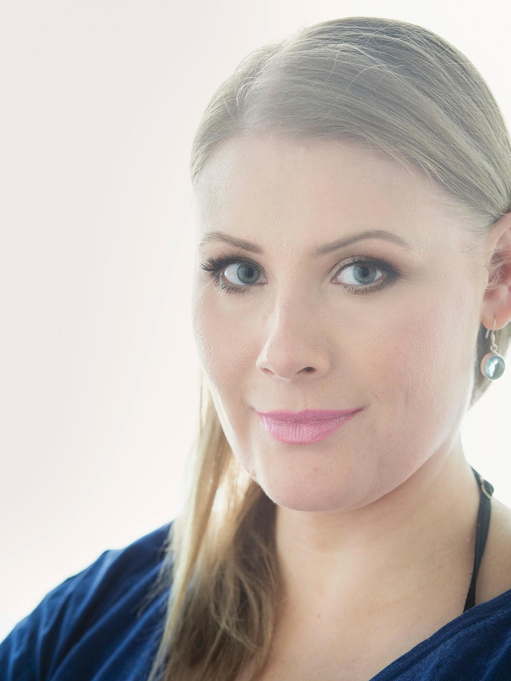 Meikkitaiteilija Nina Piippanen