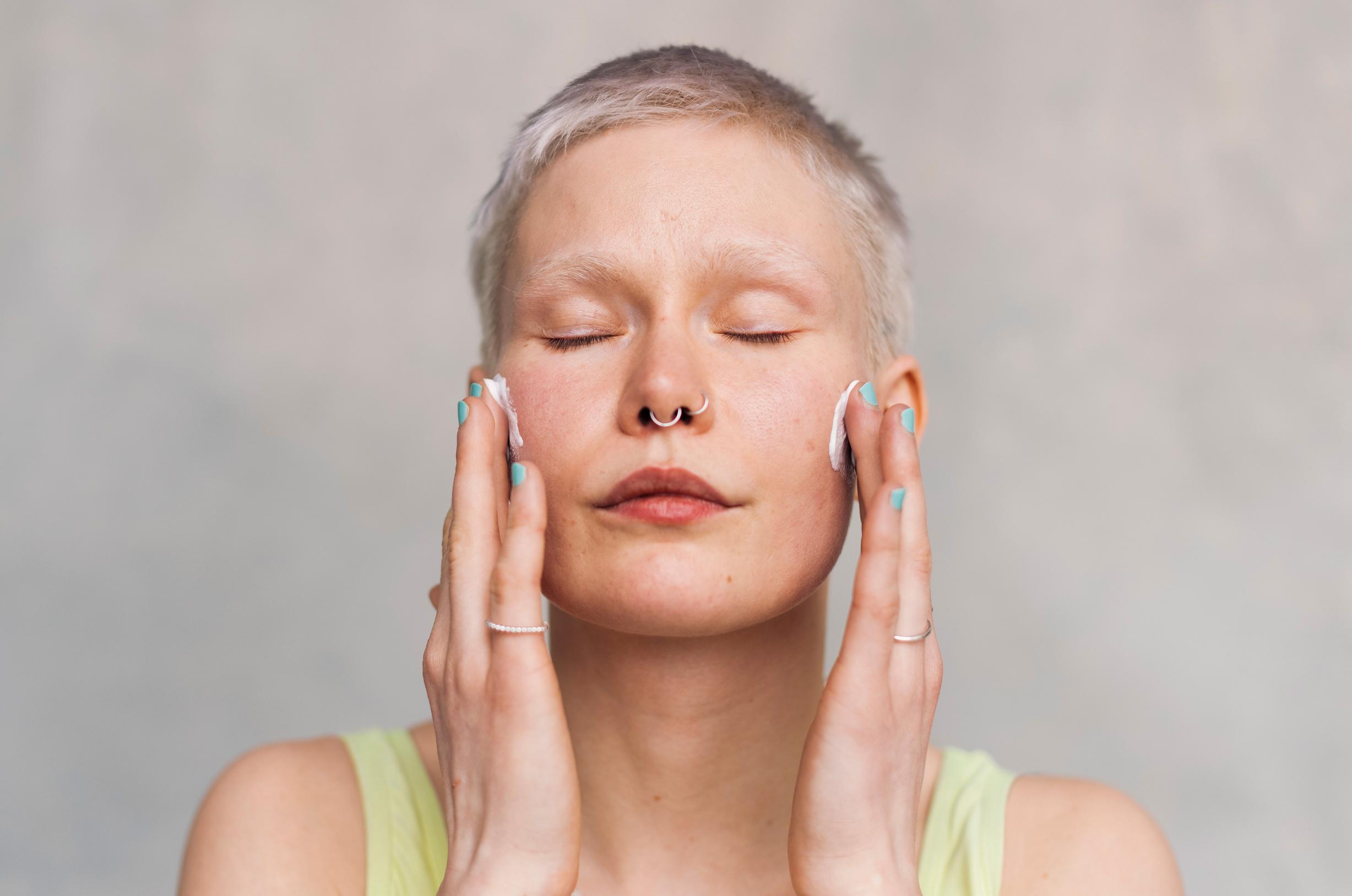 Yli 1000 naista kertoi, mitä kasvovoidetta käyttää – nämä 10 merkkiä nousivat suosituimmiksi