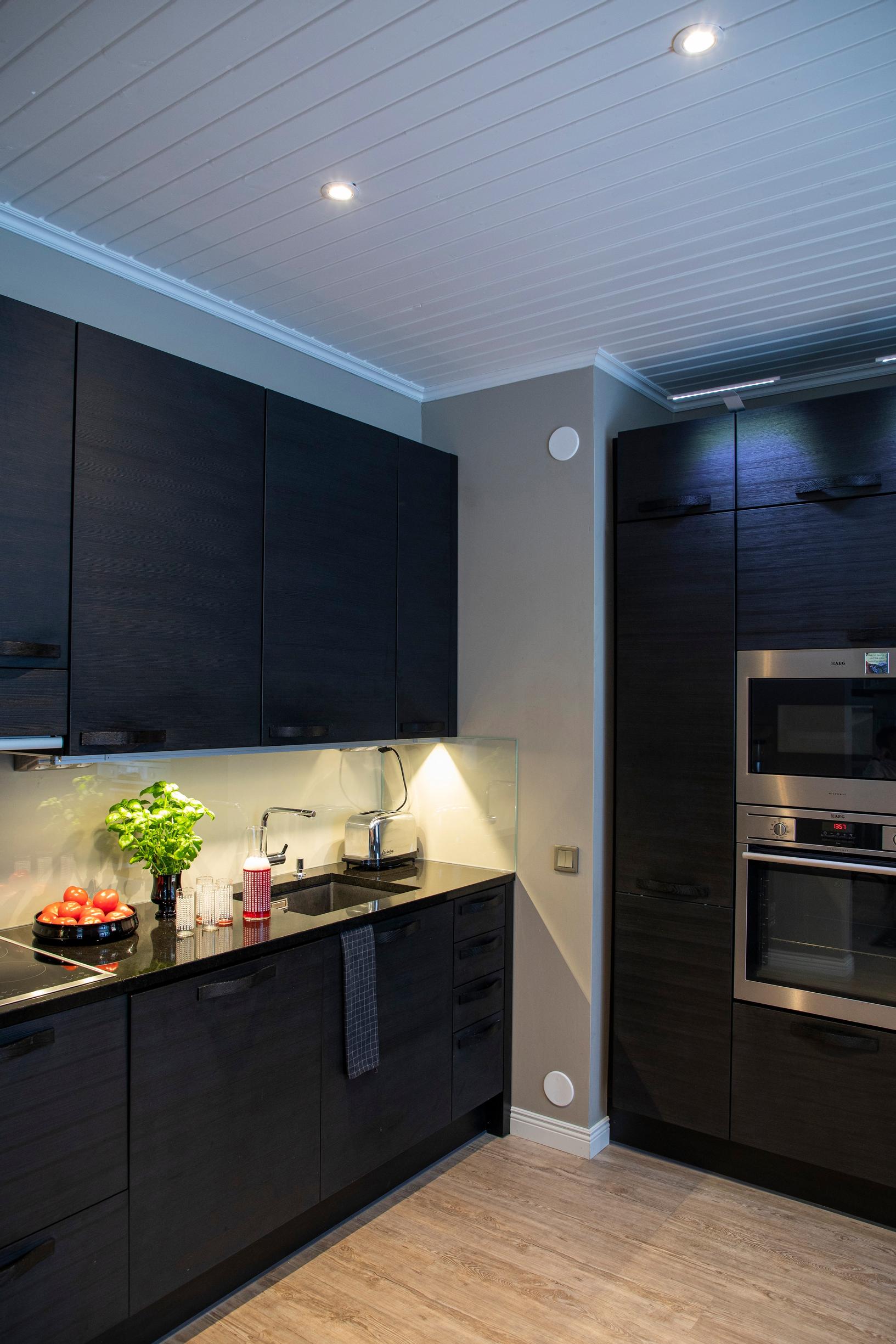 Keittiön ja ruokailutilan tyylikkäästä ilmeestä ja värimaailmasta on vastannut Kalen ystävä, sisustussuunnittelija Iisa Strand.