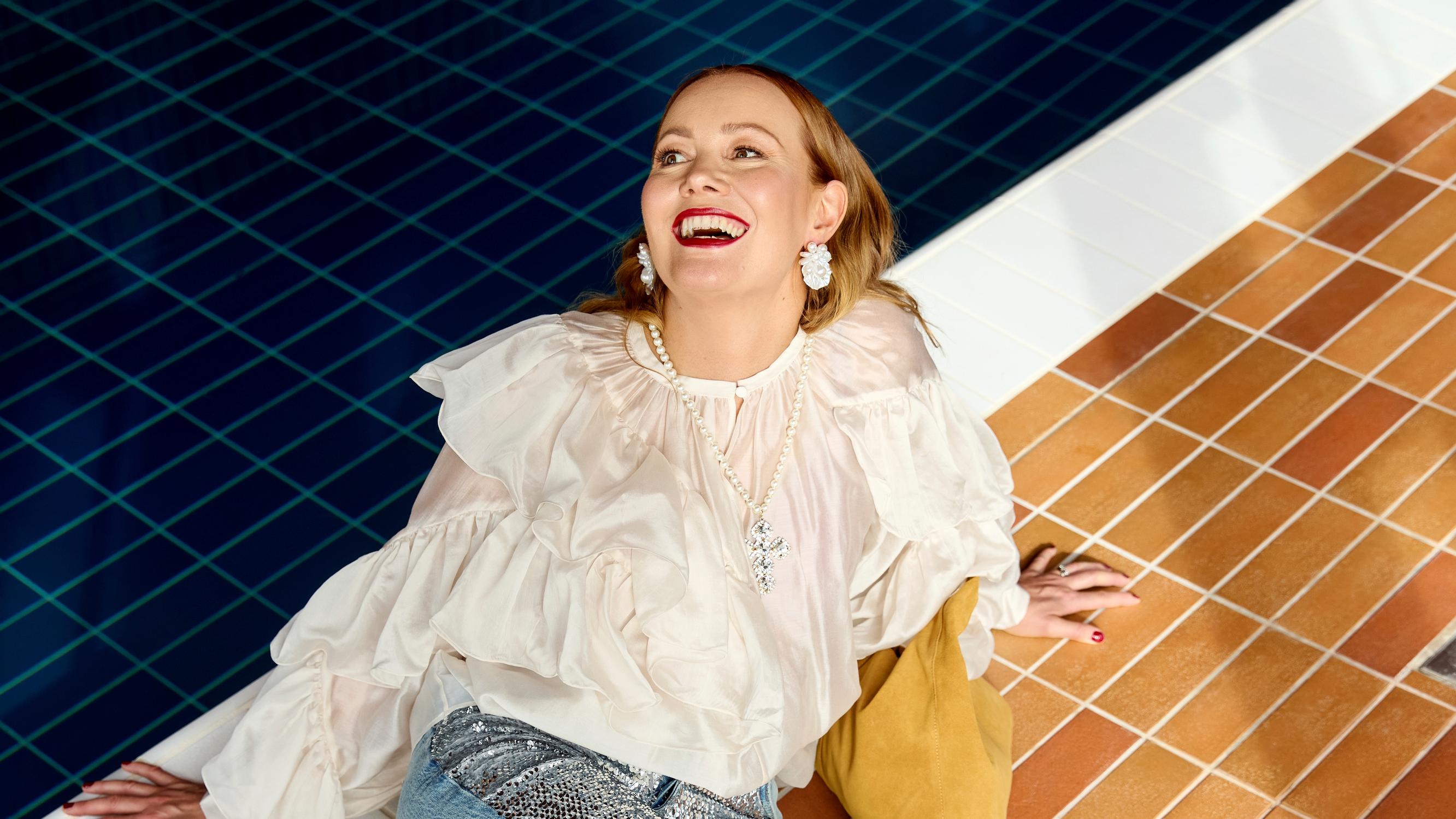 Marja Hintikka ylipukeutuu juhliin ja noudattaa niissä yhtä pukeutumissääntöä – liittyy etenkin kenkiin