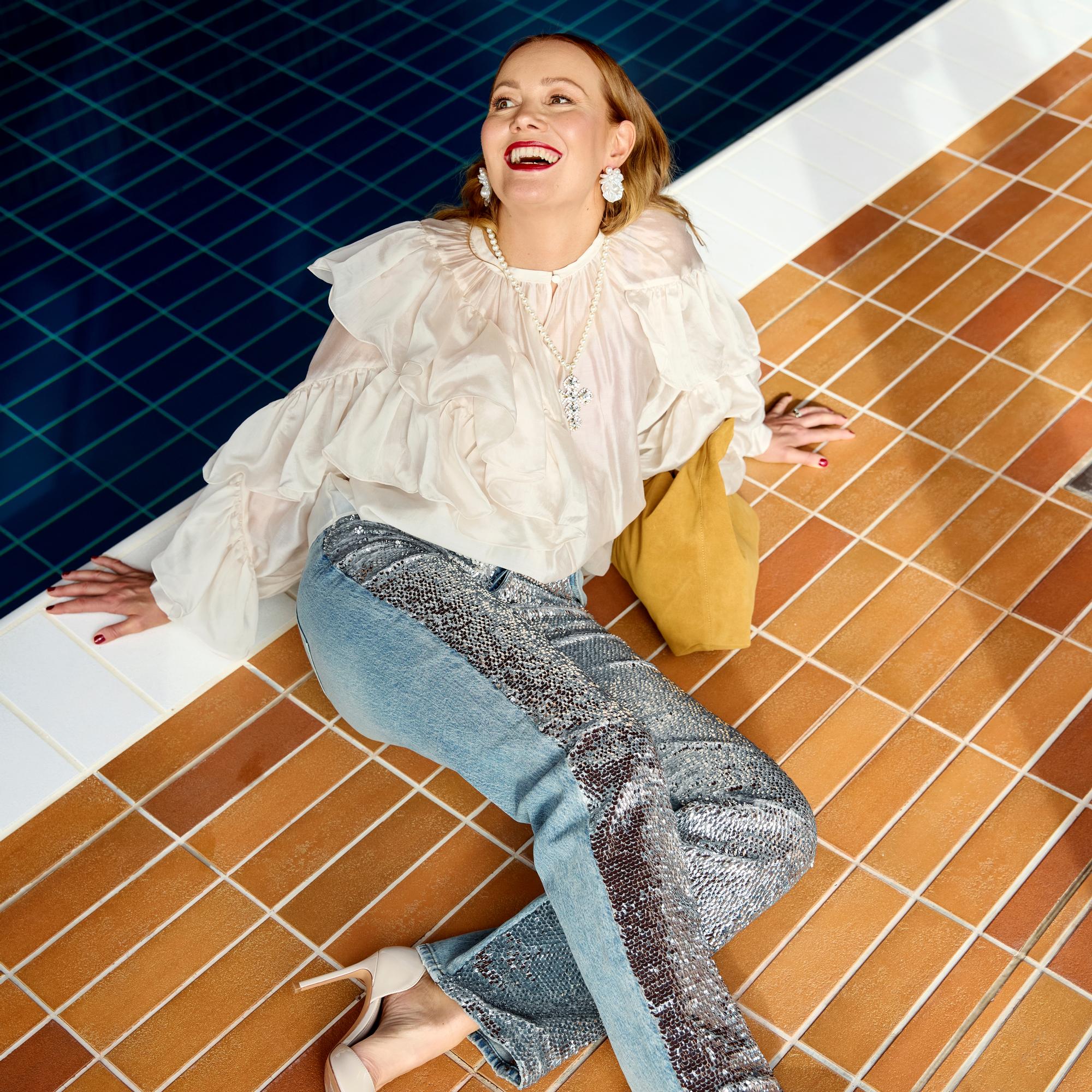 Marja Hintikka ylipukeutuu juhliin ja noudattaa niissä yhtä pukeutumissääntöä – liittyy etenkin kenkiin