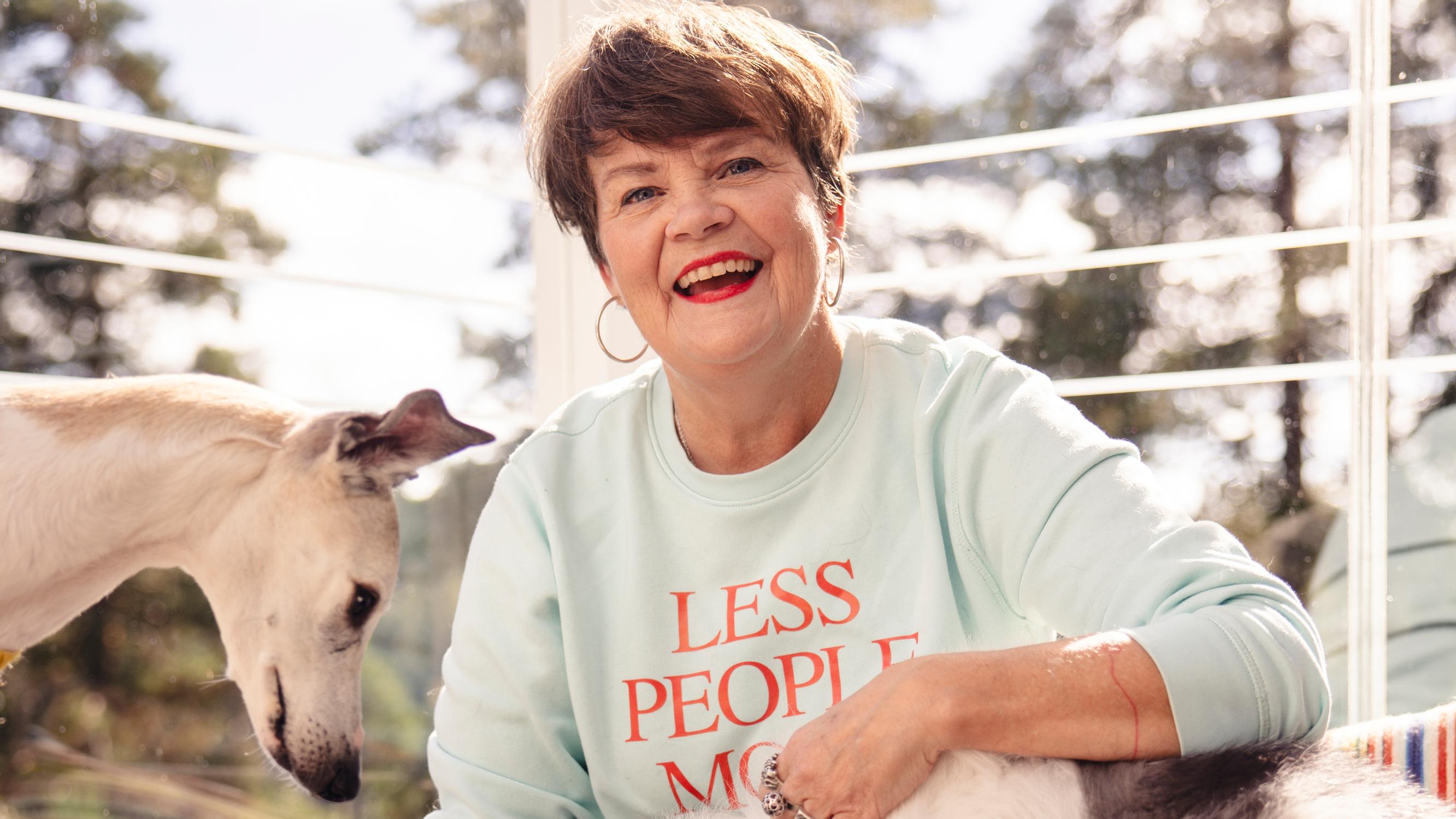 Heli jätti kiireisen uran ja perusti koirien saattohoitokodin: ”Eläin ei saa joutua kärsimään siksi, että ihmisen on niin vaikea luopua rakkaimmasta”