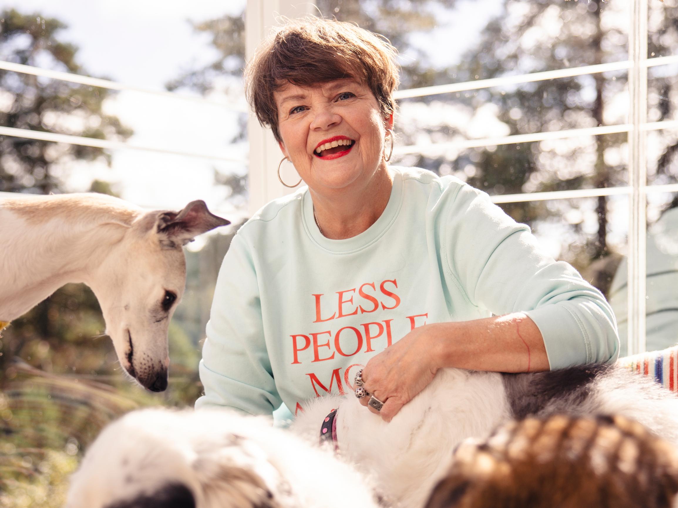 Heli jätti kiireisen uran ja perusti koirien saattohoitokodin: ”Eläin ei saa joutua kärsimään siksi, että ihmisen on niin vaikea luopua rakkaimmasta”