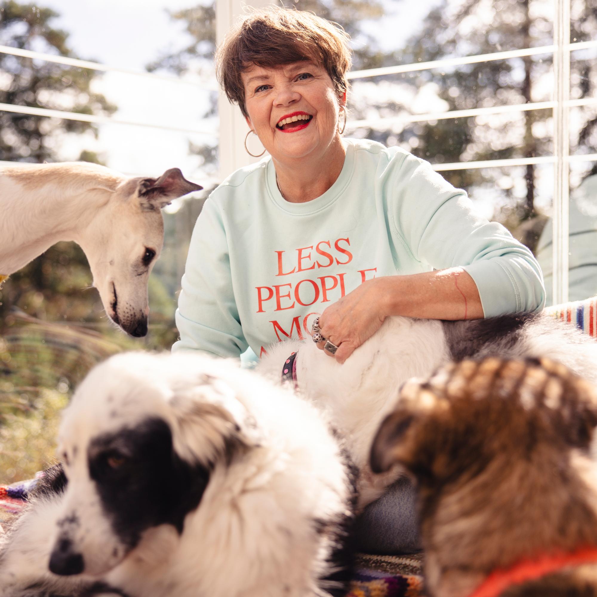 Heli jätti kiireisen uran ja perusti koirien saattohoitokodin: ”Eläin ei saa joutua kärsimään siksi, että ihmisen on niin vaikea luopua rakkaimmasta”