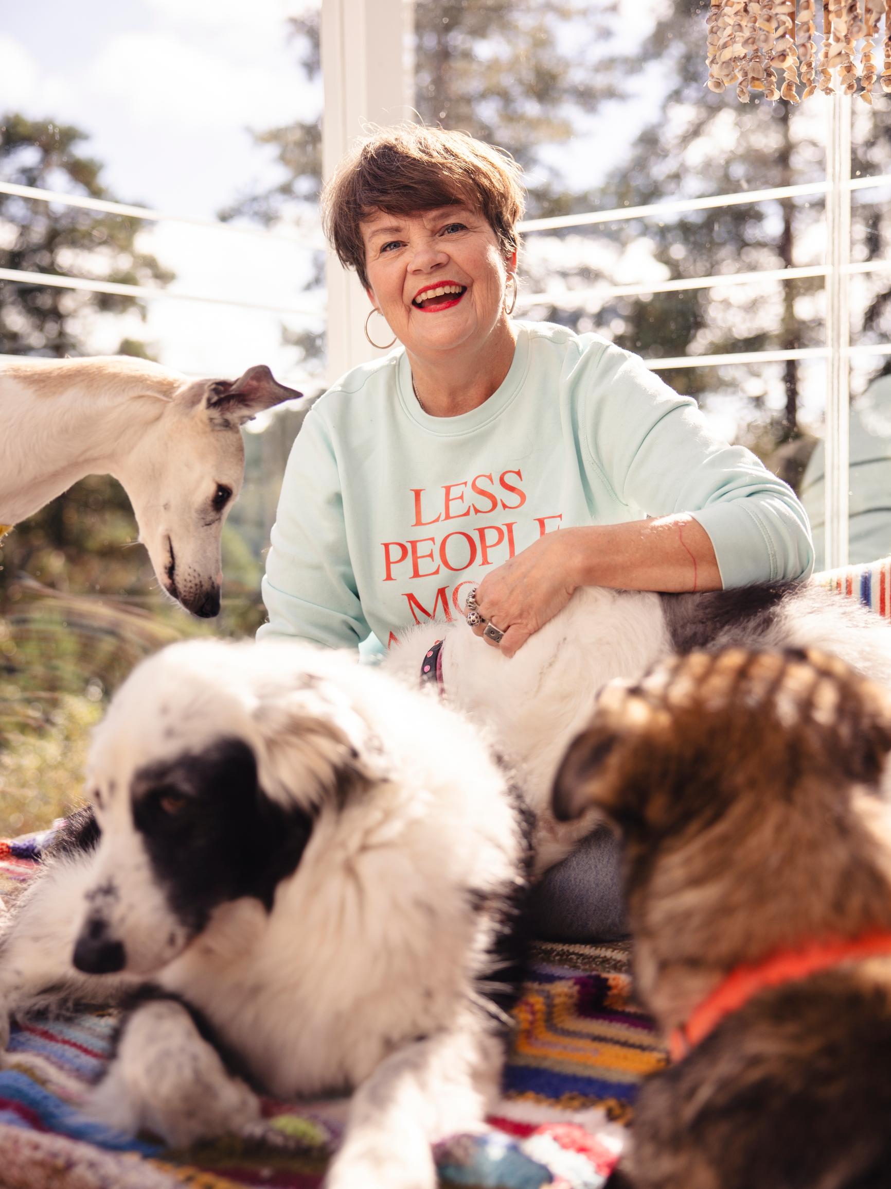 Heli jätti kiireisen uran ja perusti koirien saattohoitokodin: ”Eläin ei saa joutua kärsimään siksi, että ihmisen on niin vaikea luopua rakkaimmasta”