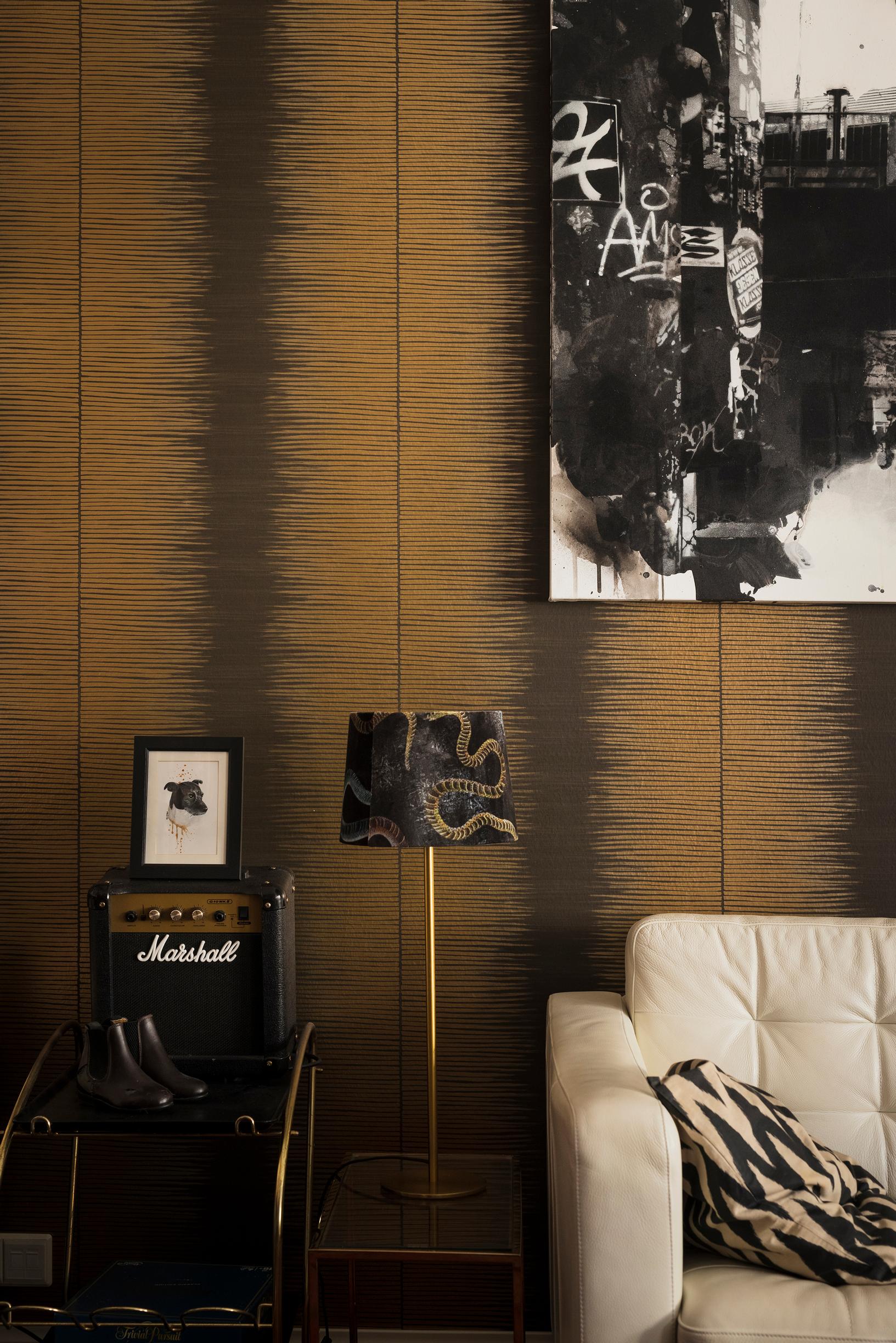 Perheen edellinen koti oli skandinaavisen vaalea. Punavuoren kerrostaloasunnon värimaailma on tumma ja voimakas.