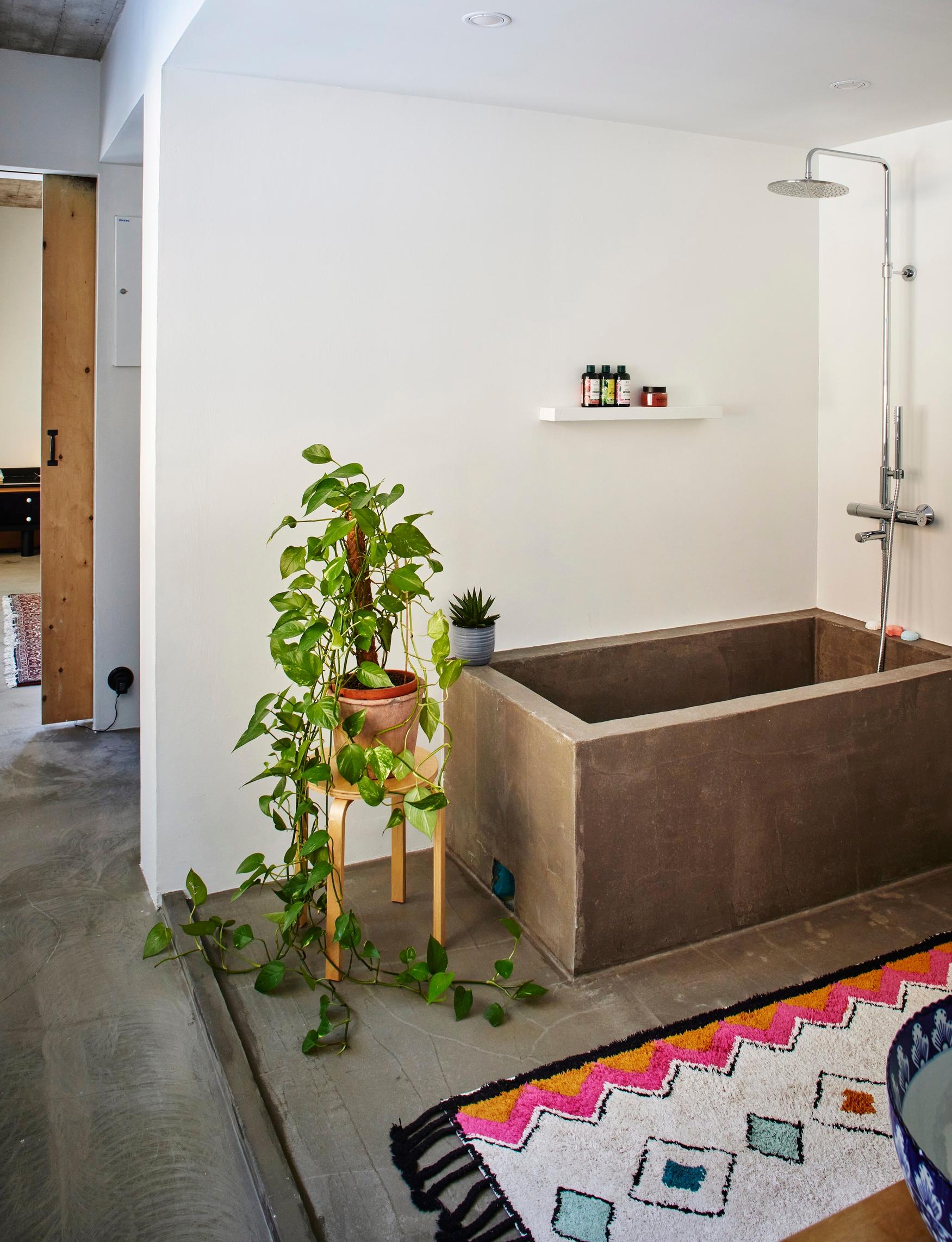 Kylpyamme viehätti erityisesti Helenaa, sillä Kalasataman-kodissa Helsingissä sellaista ei ole. Lopulta ammeessa ovat viihtyneet eniten lastenlapset, aikuiset käyvät saunassa.